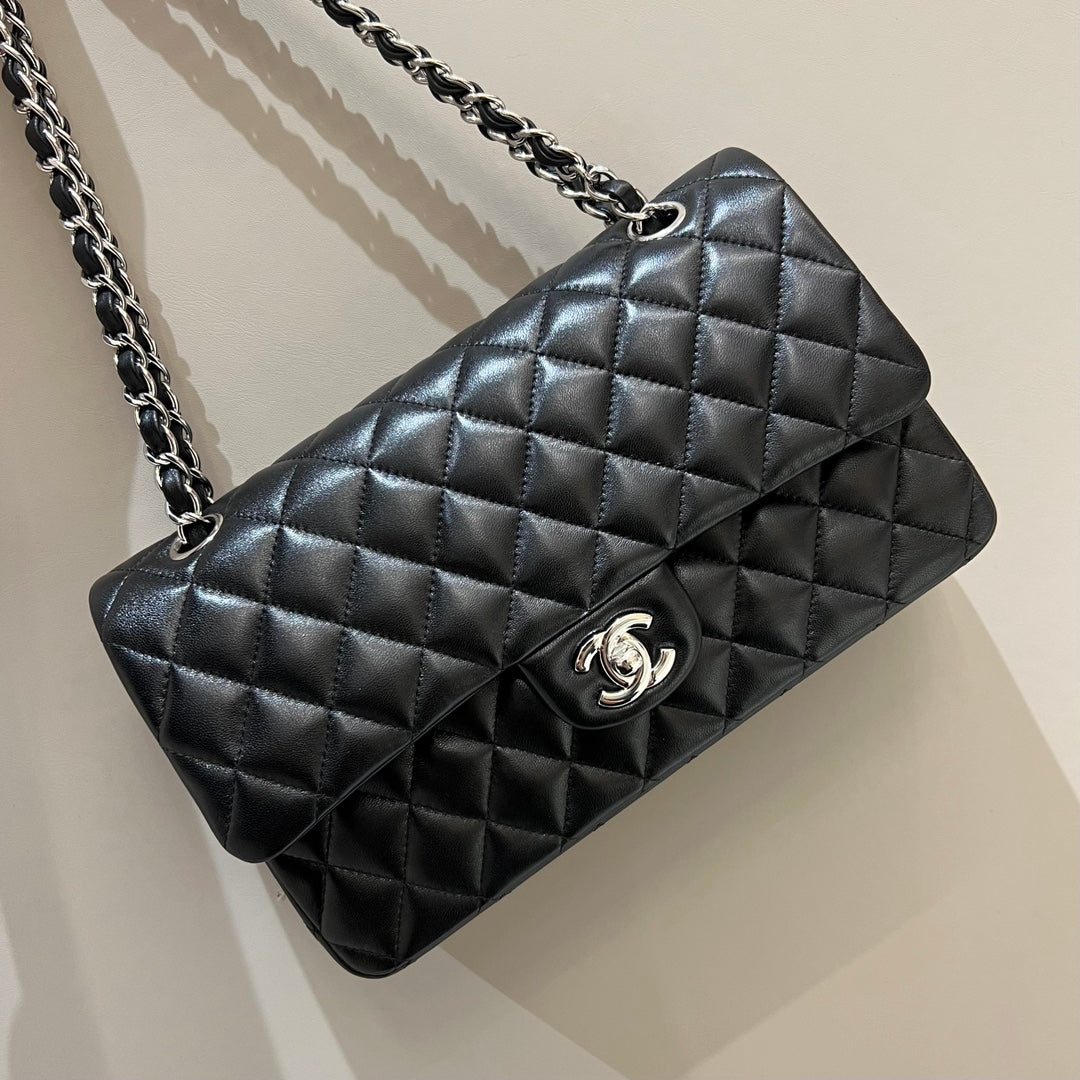 FLAP BAG 25CM HARDWARE BLACK LAMBSKIN
