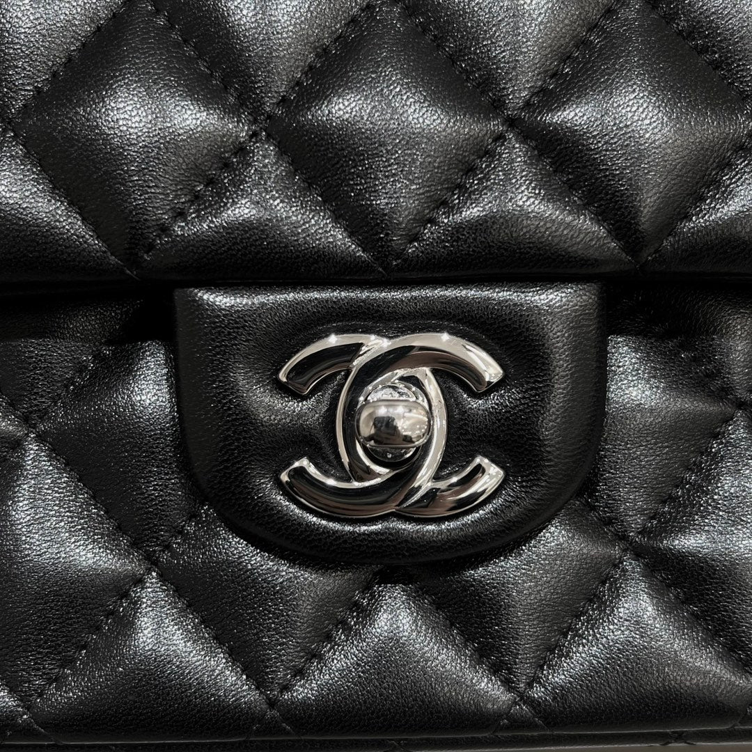 FLAP BAG 25CM HARDWARE BLACK LAMBSKIN