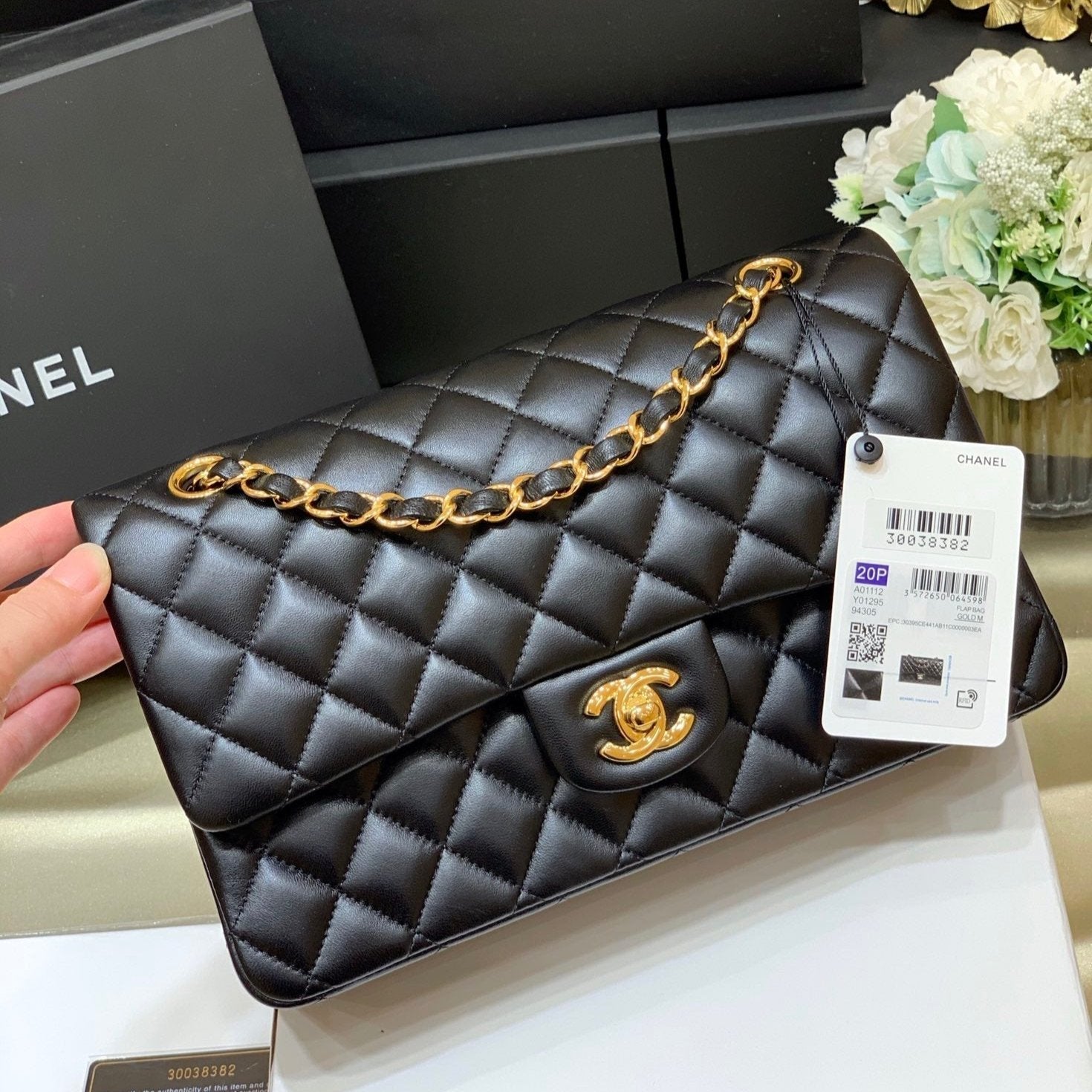 FLAP BAG 25CM HARDWARE BLACK LAMBSKIN