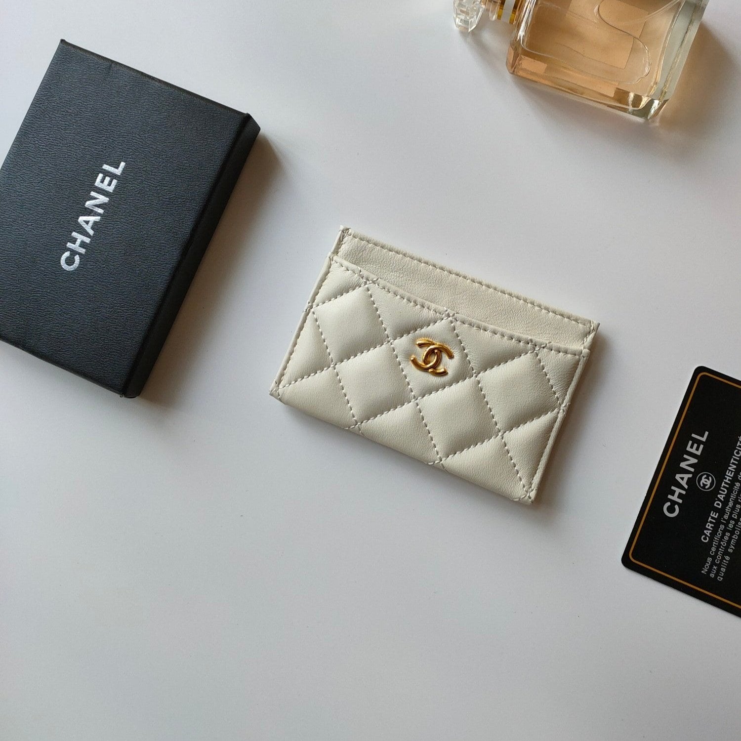 CC CARD HOLDER 11.2 WHITE CALFSKIN GOLD ICON