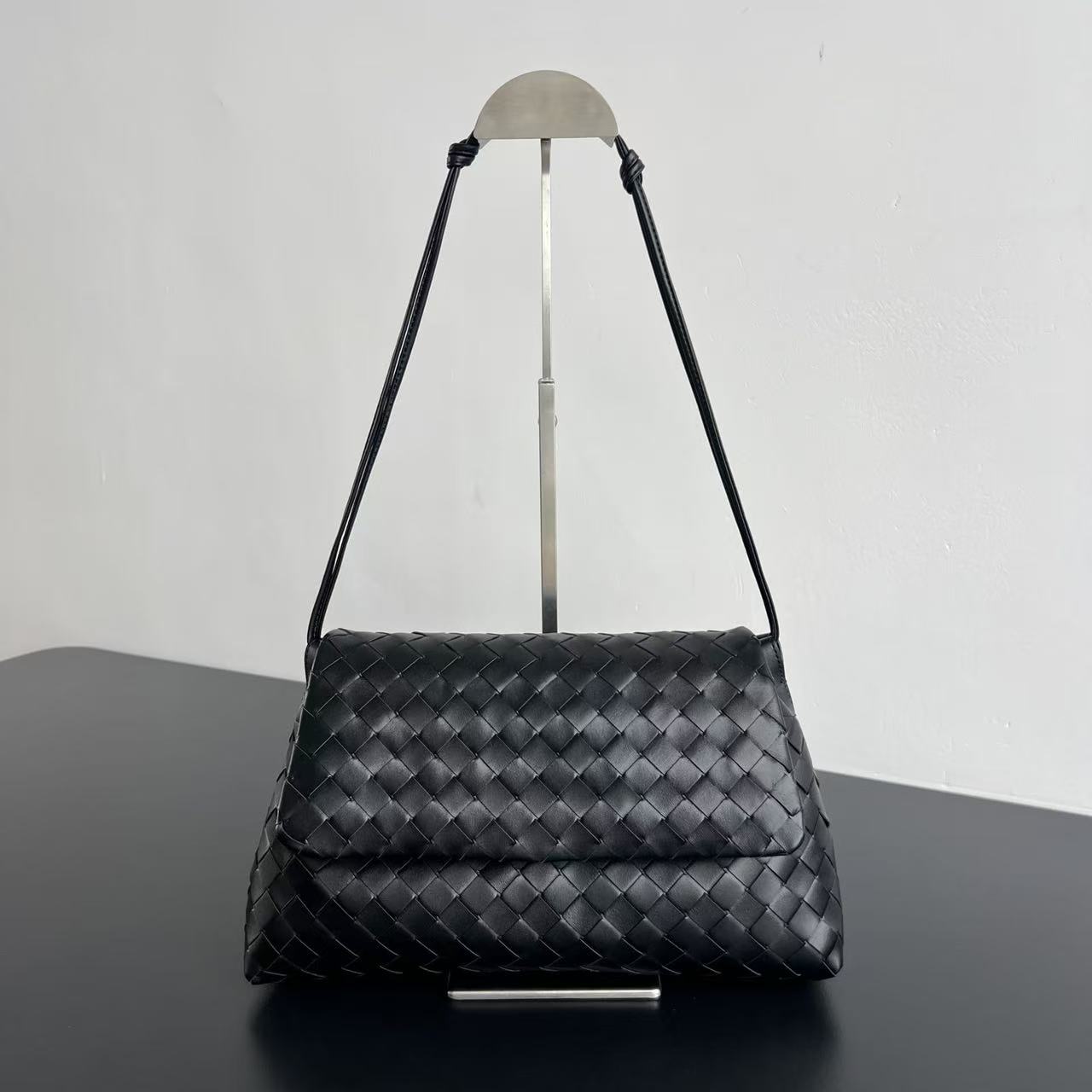 Bottga Veneta 2026 Giorno Bag 33cm Black Leather