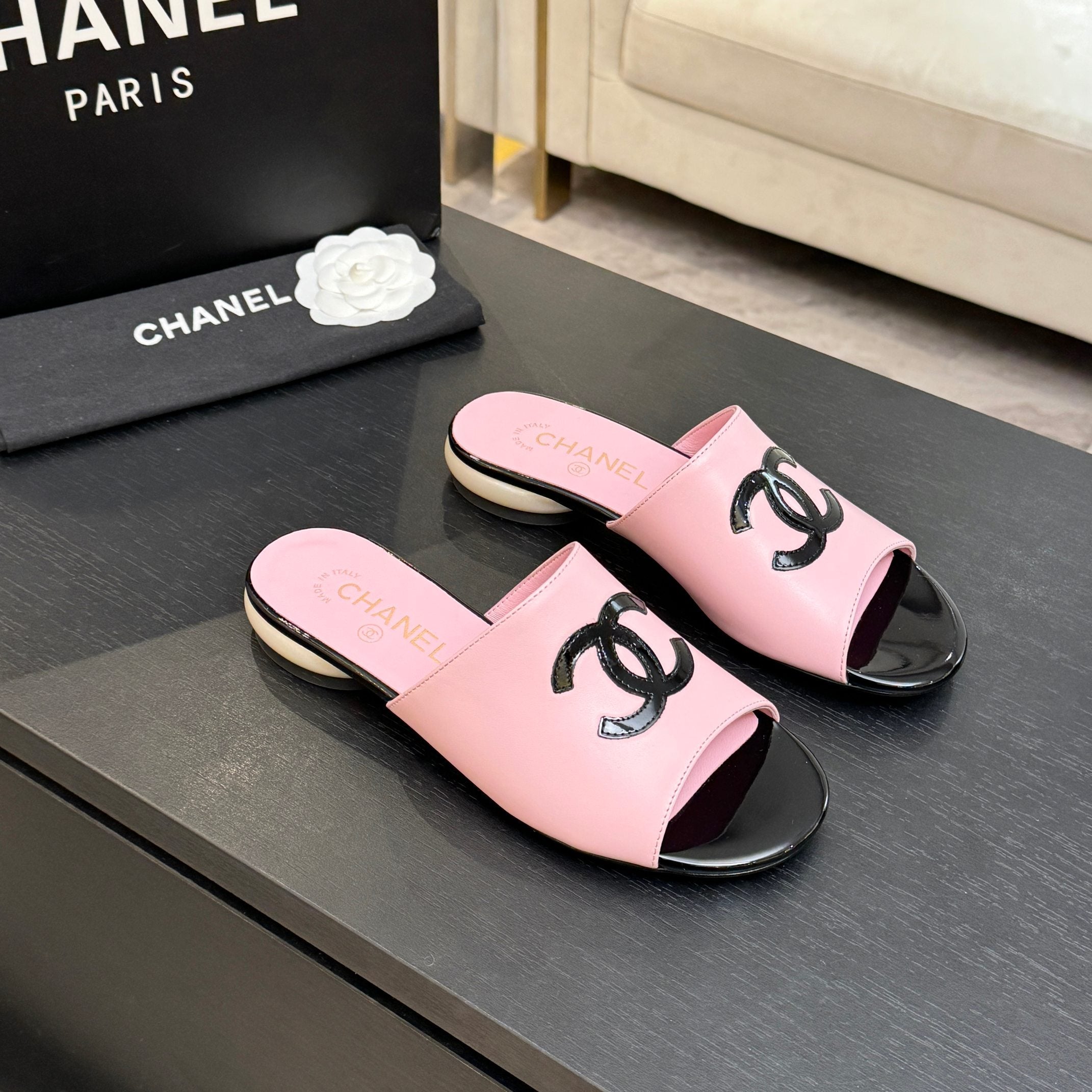 Chanel 2026 Flat Sandals with Diamond Pattern and Double C Logo Sheepskin 672907