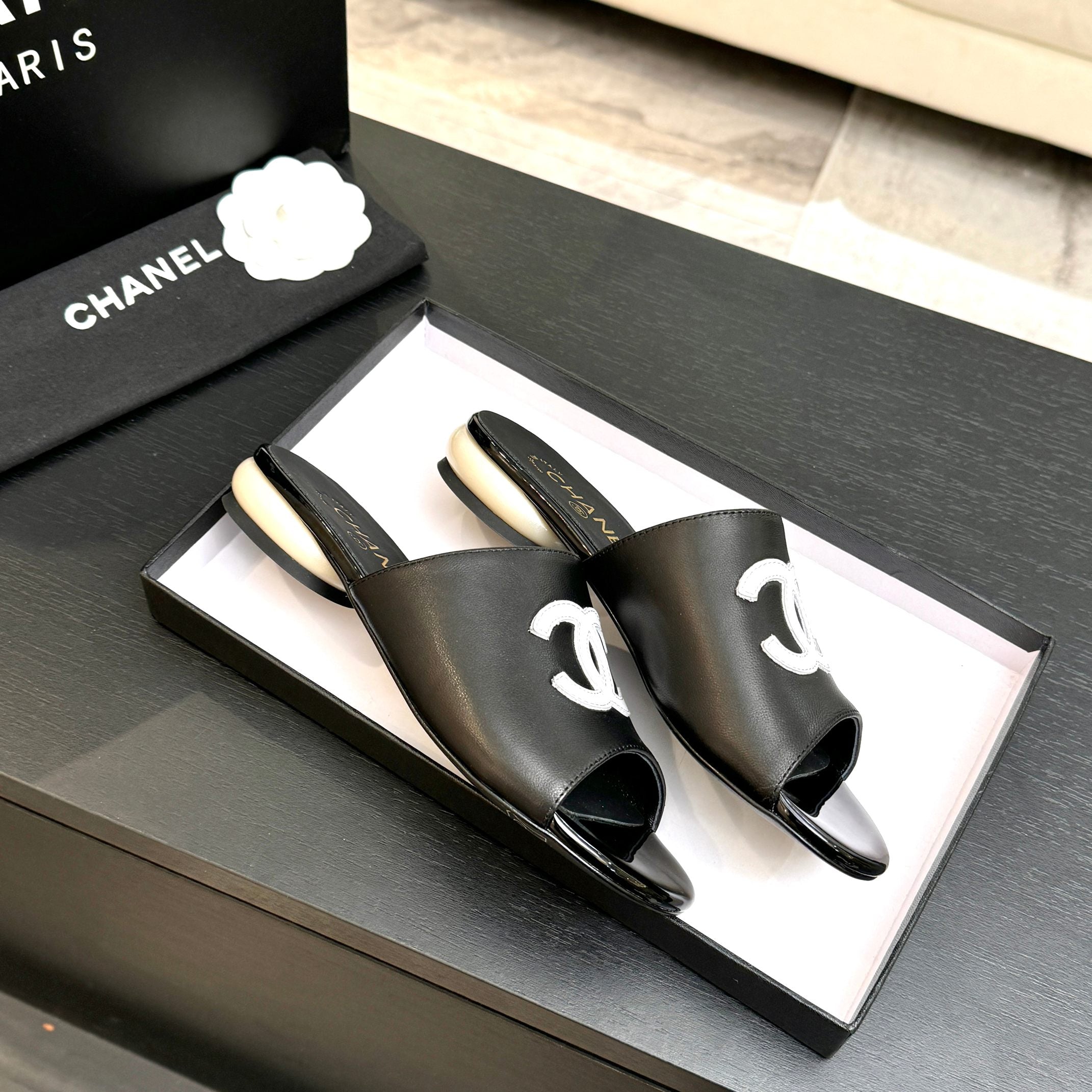 Chanel 2026 Flat Sandals with Diamond Pattern and Double C Logo Sheepskin 672907