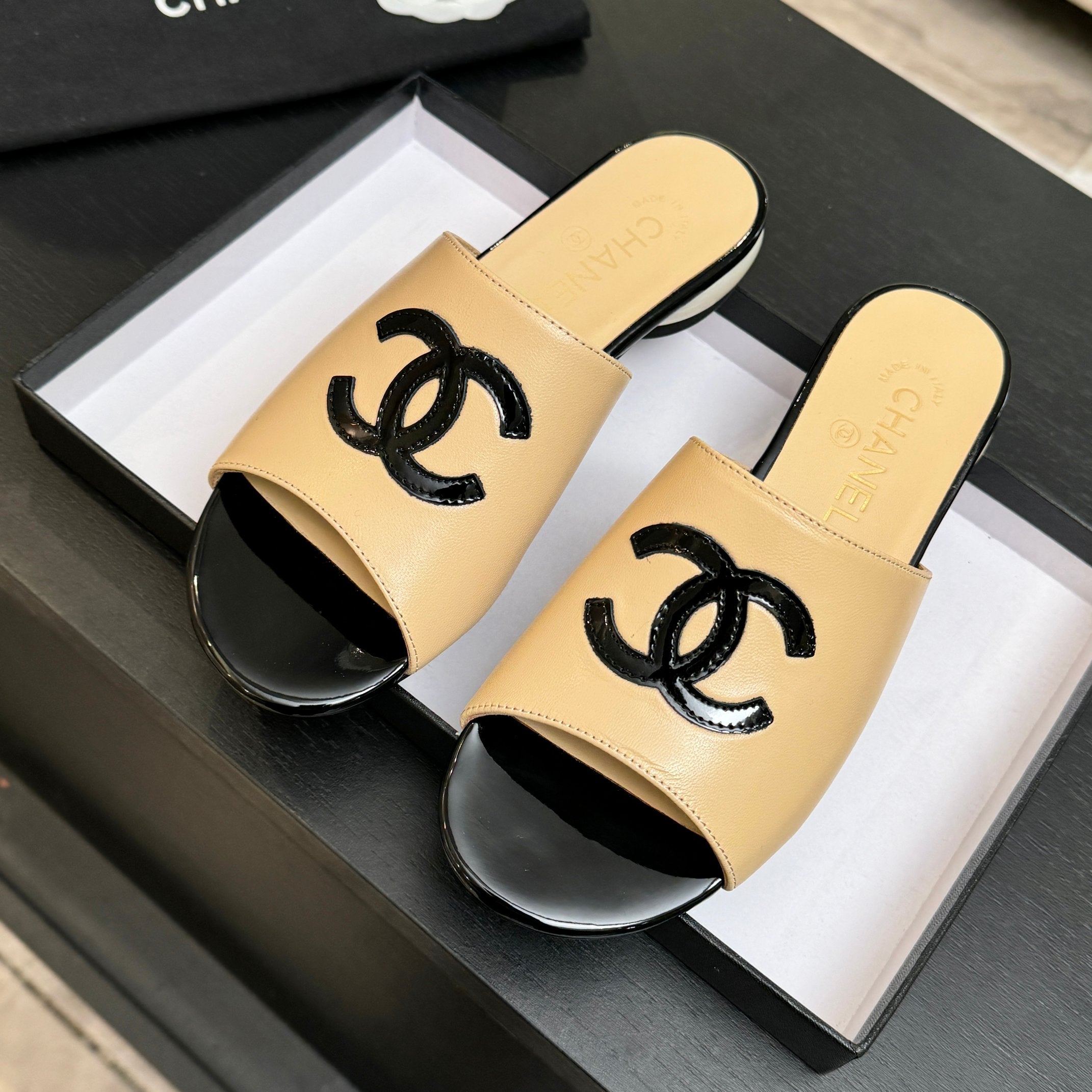 Chanel 2026 Flat Sandals with Diamond Pattern and Double C Logo Sheepskin 672907