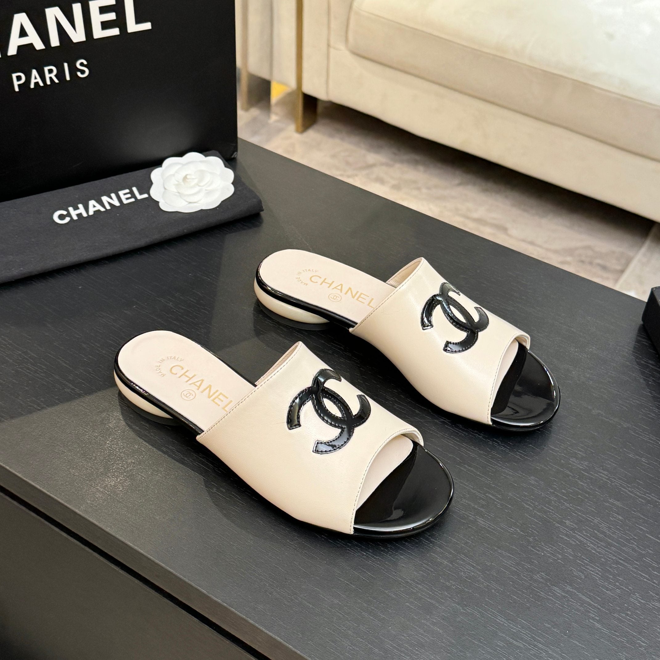 Chanel 2026 Flat Sandals with Diamond Pattern and Double C Logo Sheepskin 672907