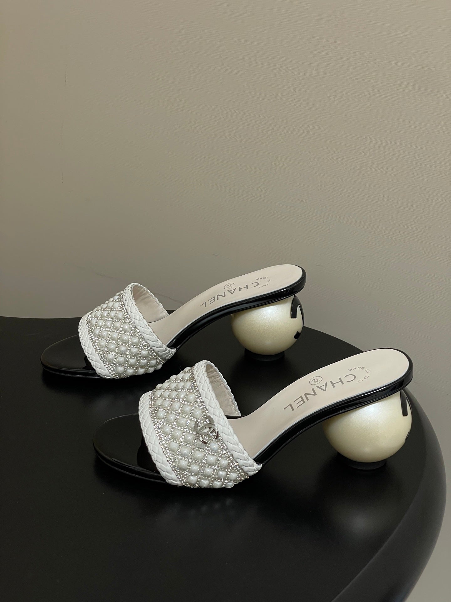 CC 2026 Pearl Flats Sandals 70 Rhinestones Woven Sheepskin