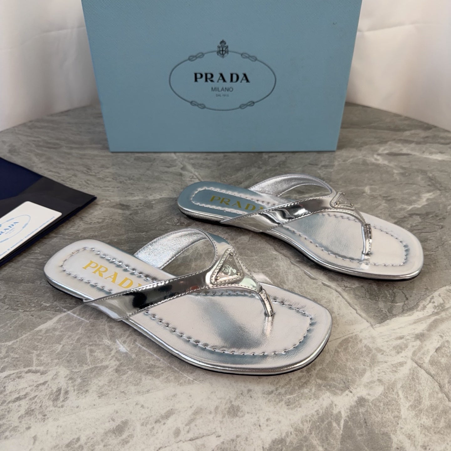 Prada 2026 Flipflops Patent Leather 789406
