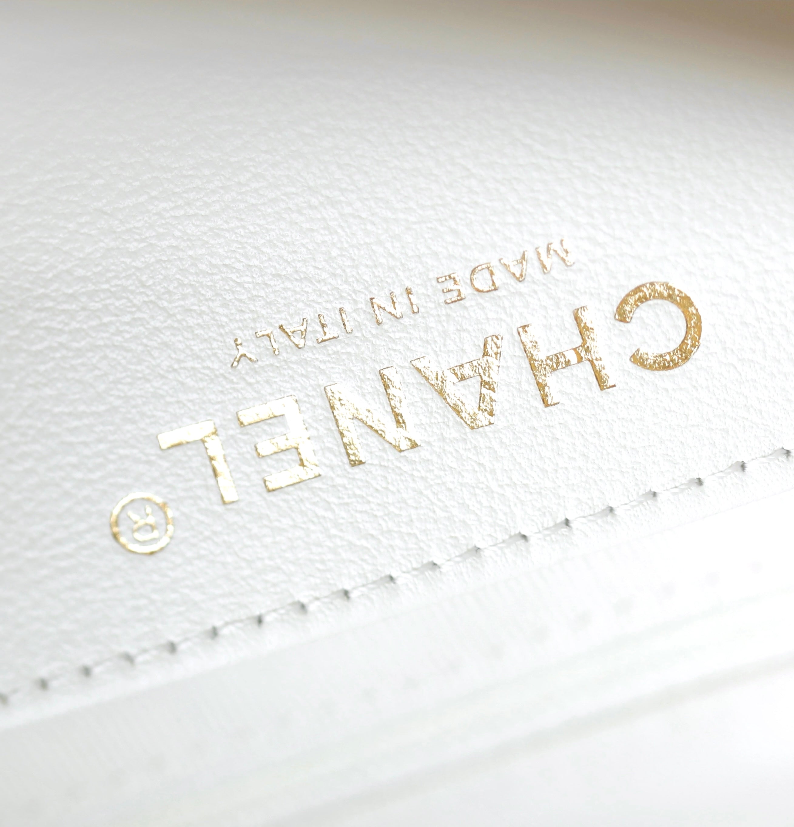 Chanel 25s 𝖧𝗈𝖻𝗈 medium backpack  white calfskin 340203