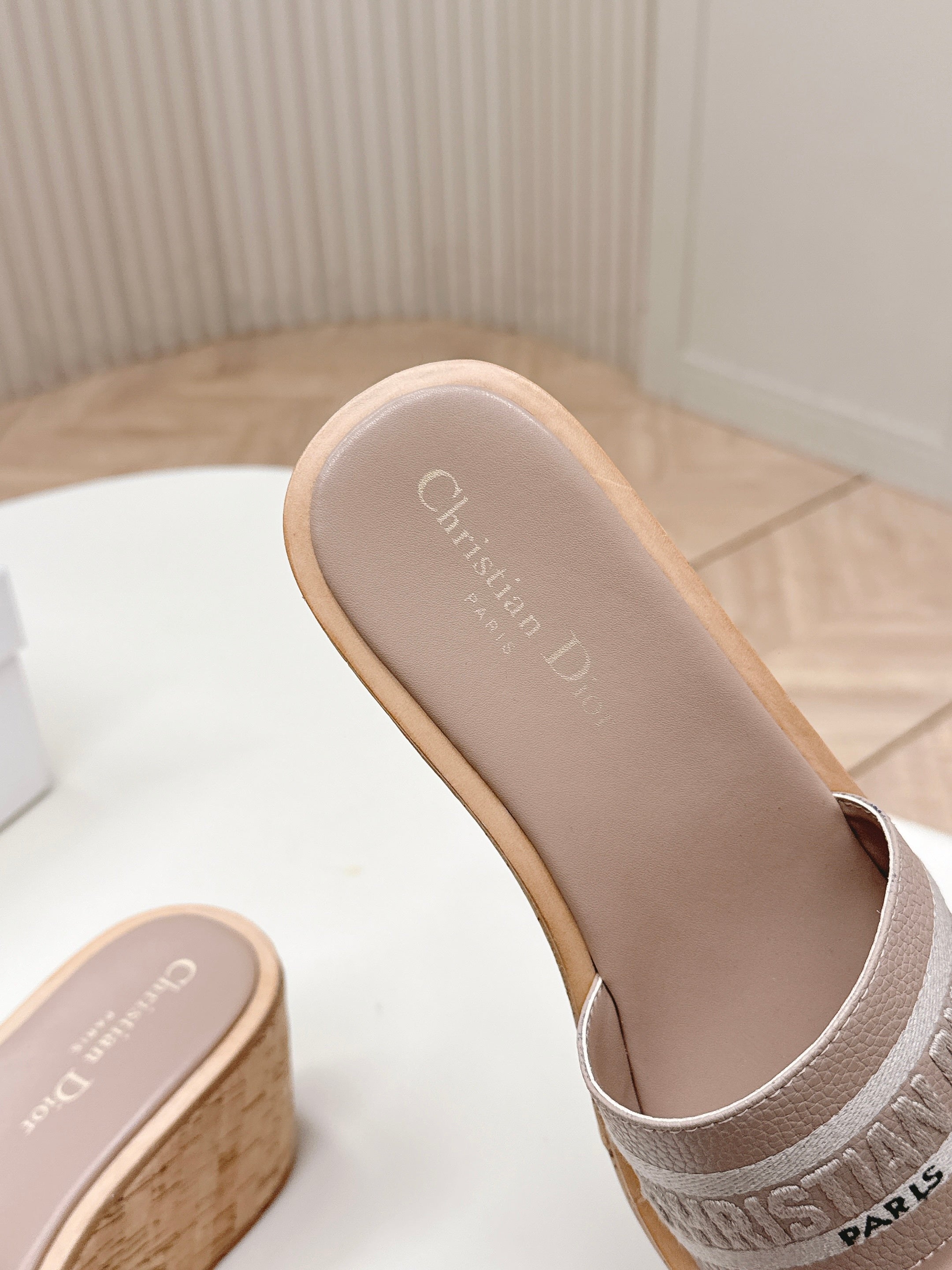 CD 26s  Platform Sandals 85 Nude Cowhide 643778