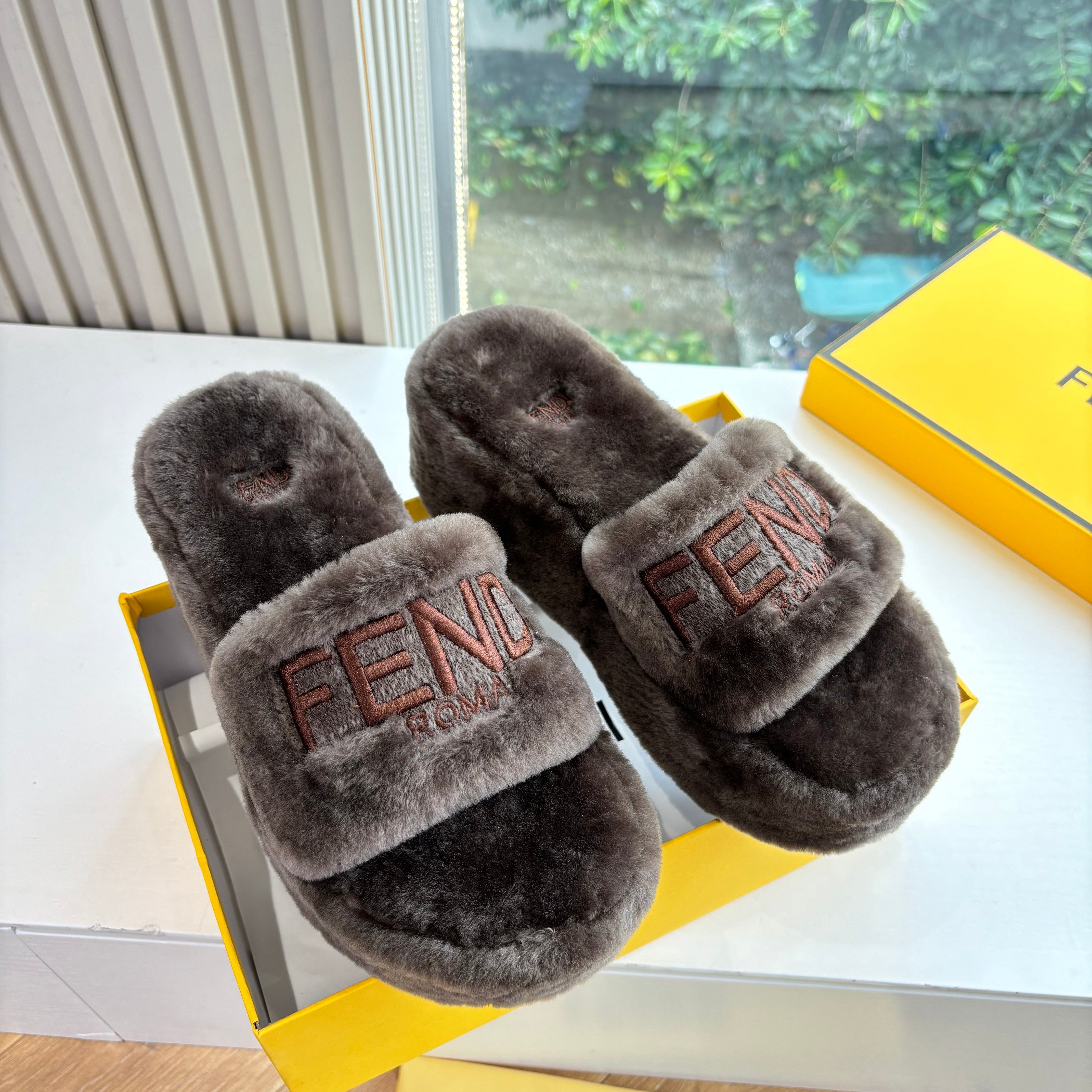 Fendi 25ss slippers taupe brown wool 507103