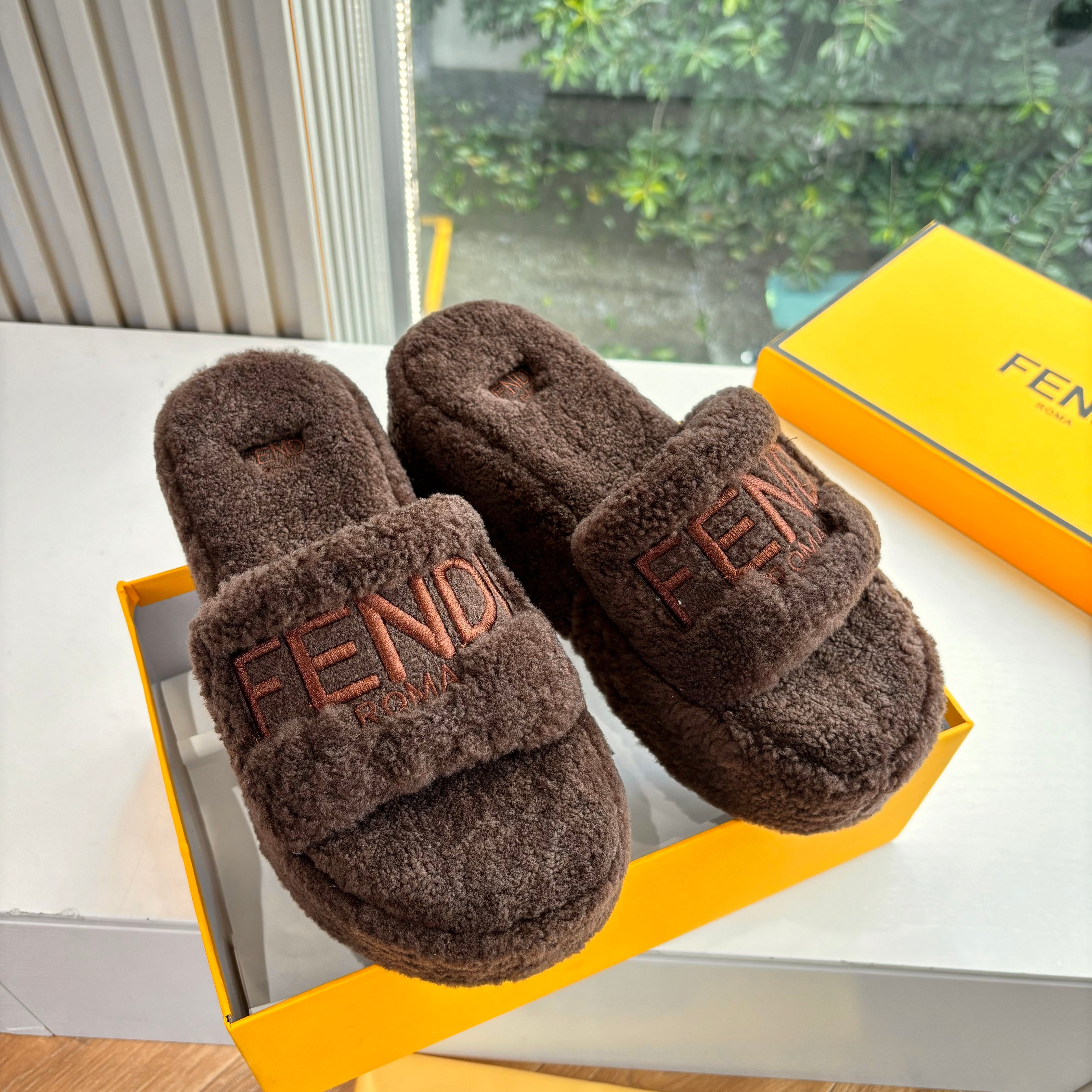 Fendi 25ss slippers dark brown wool 507102