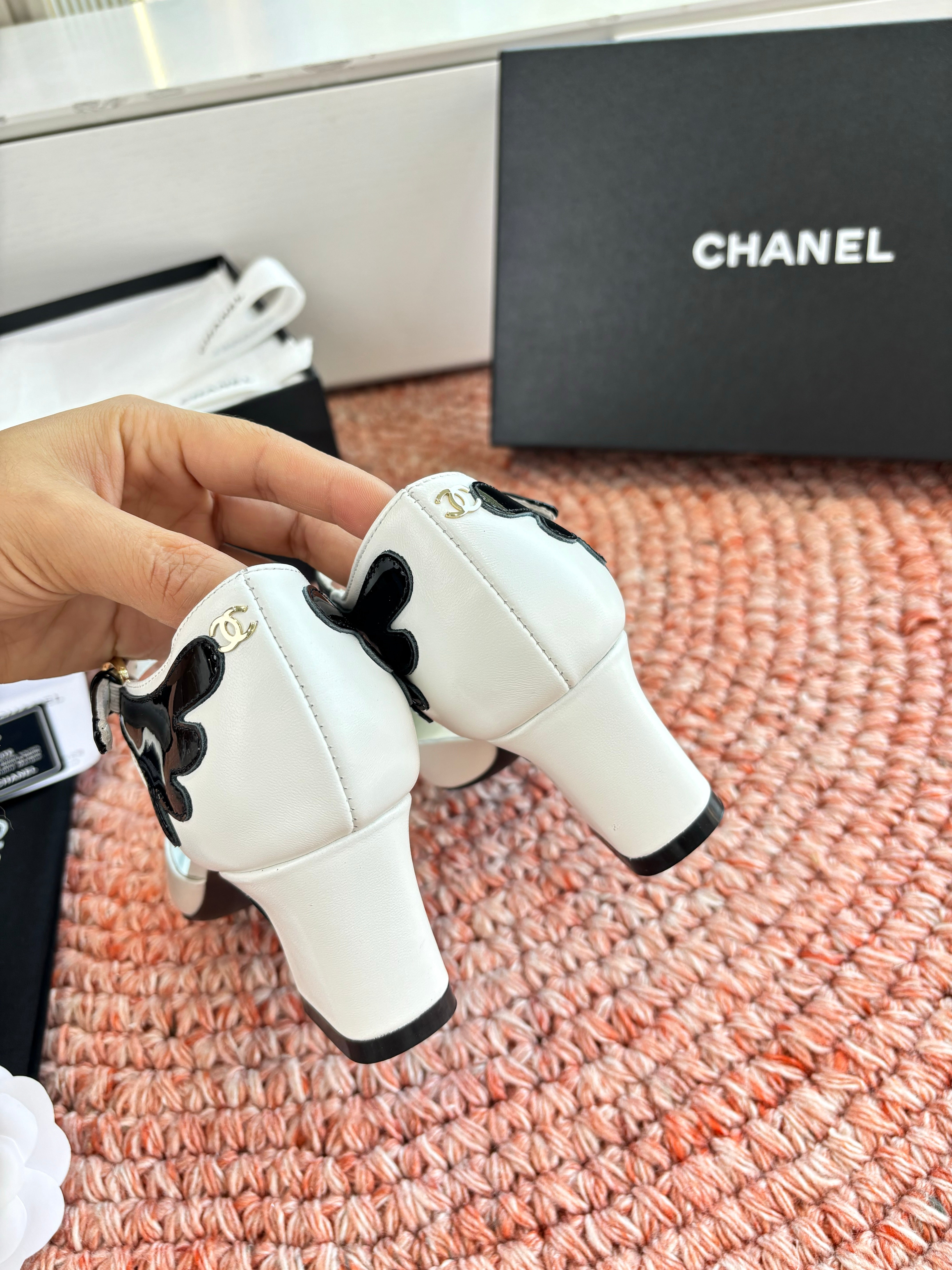 CC 26s Mary Jane Sandals White Black Sheepskin 648192