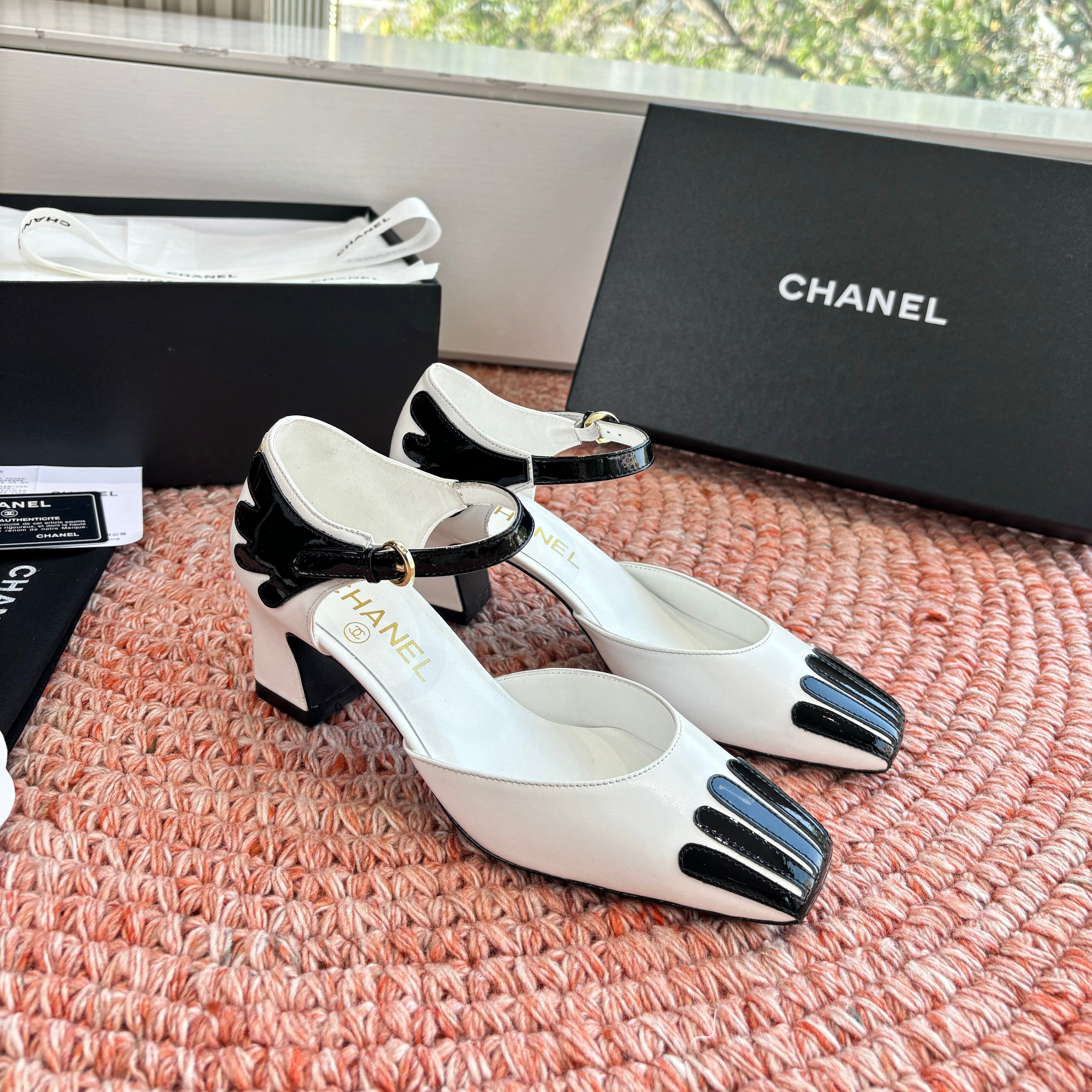 CC 26s Mary Jane Sandals White Black Sheepskin 648192