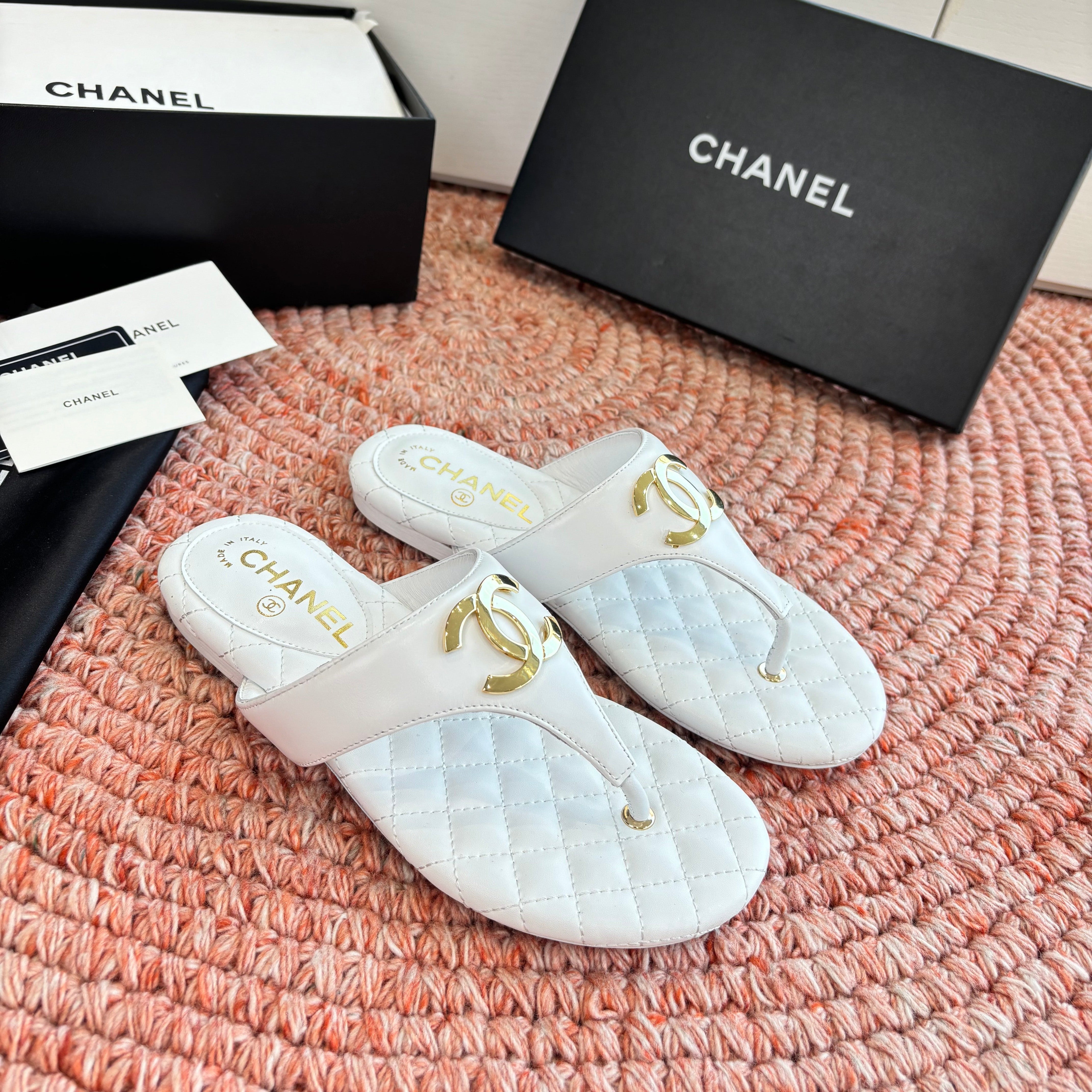 CC 26s Thong Sandals White Sheepskin 648258