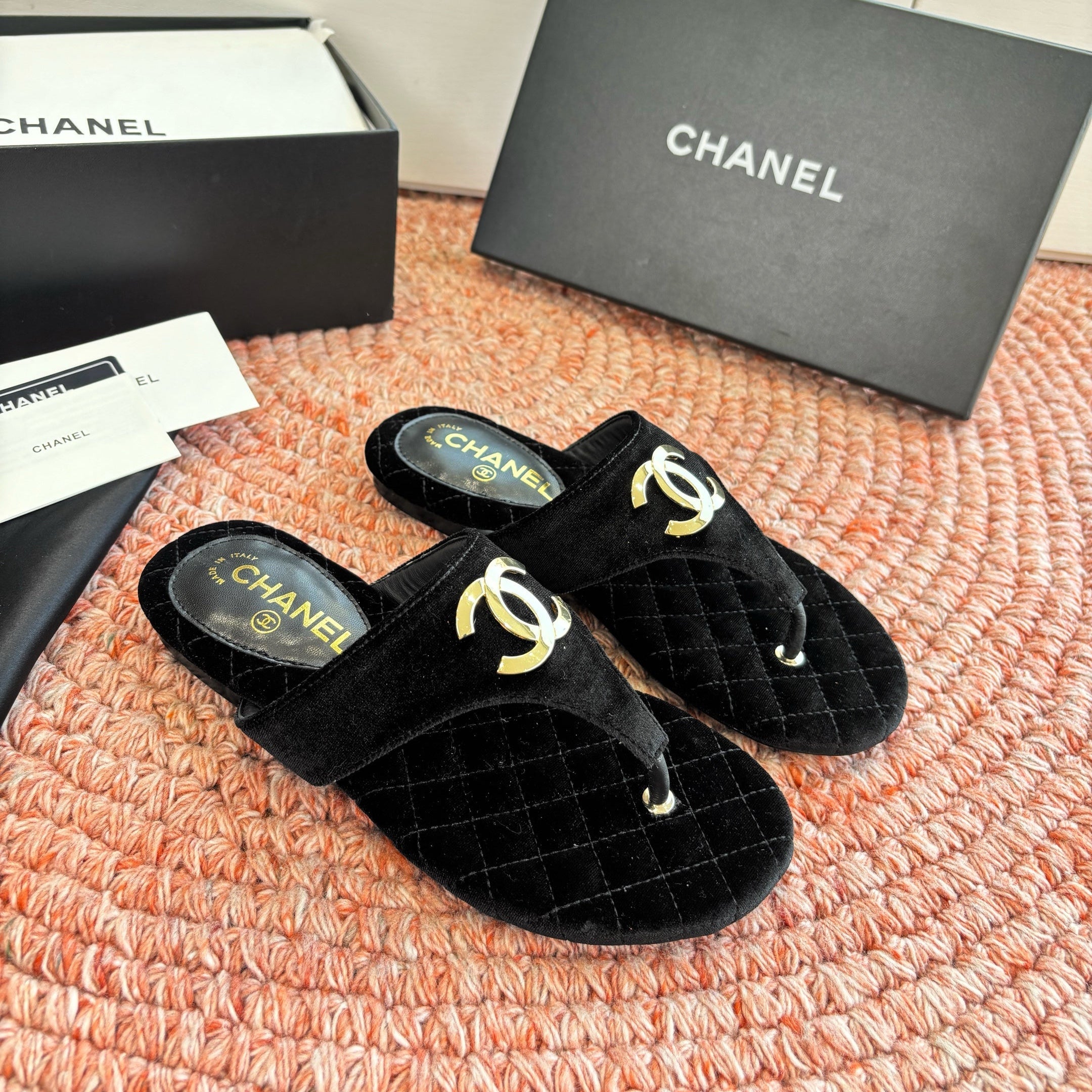 CC 26s Thong Sandals Black Suede Leather 648262