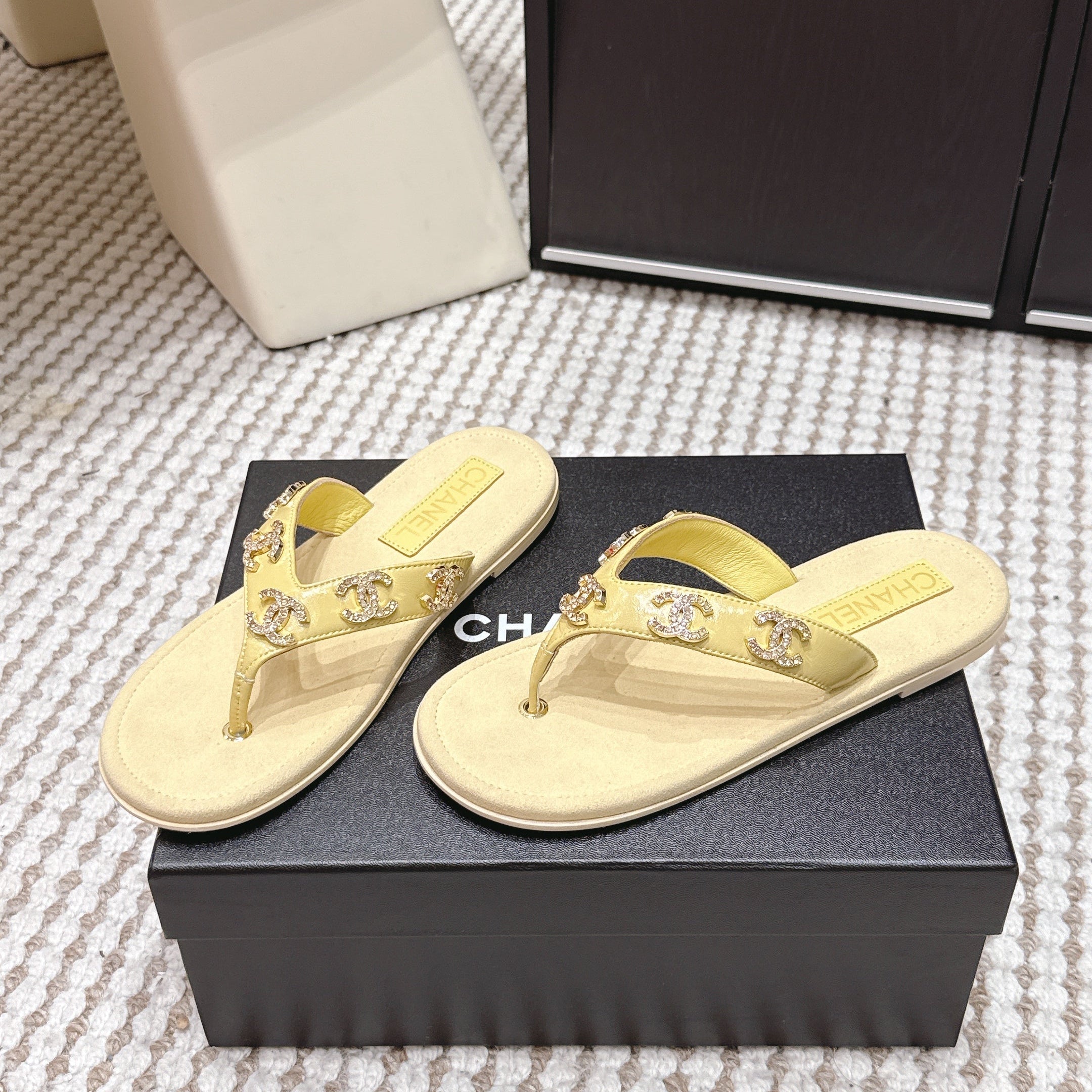 CC 26s Thong Sandals Sheepskin Gold Charm 632369