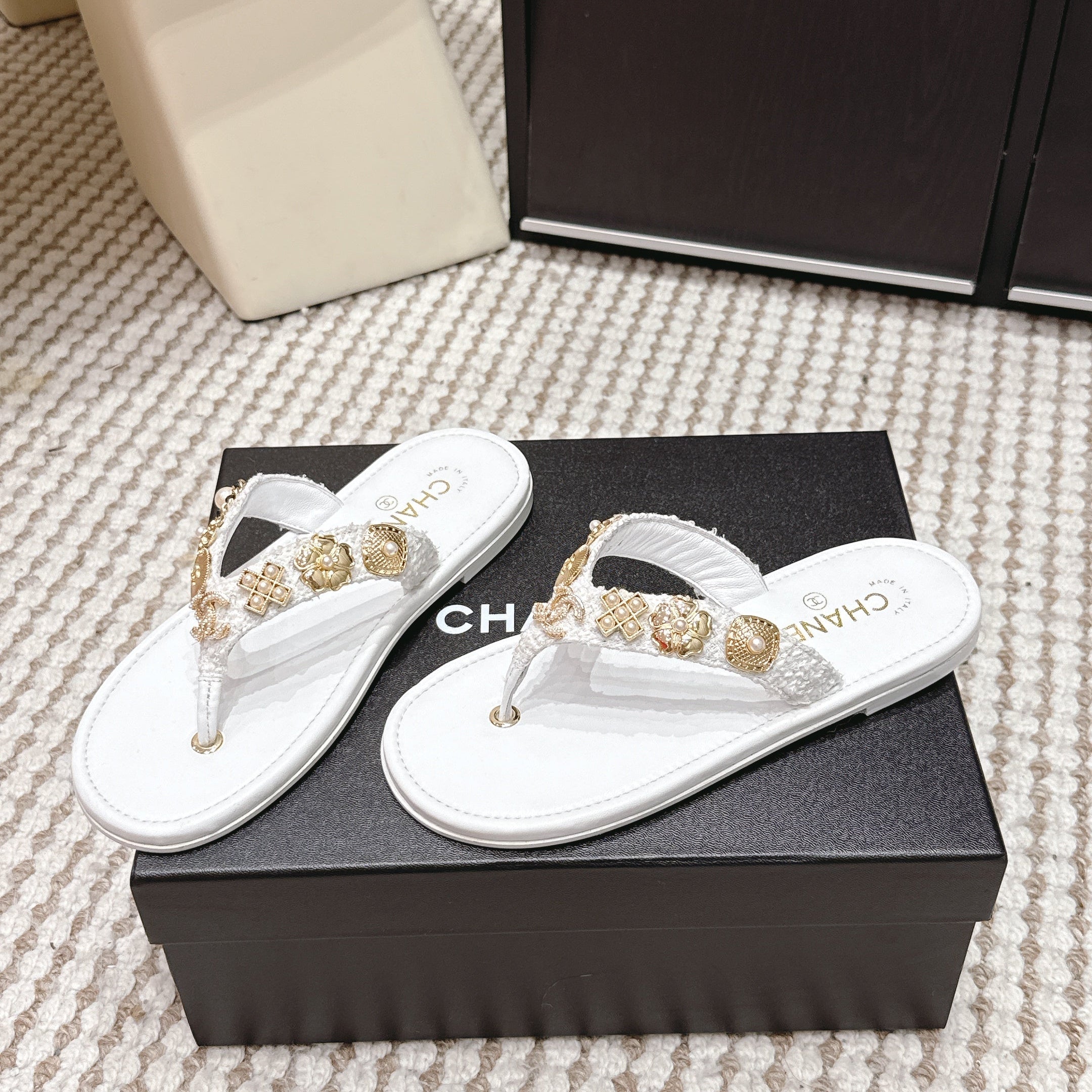 CC 26s Thong Sandals Sheepskin Gold Charm 632369