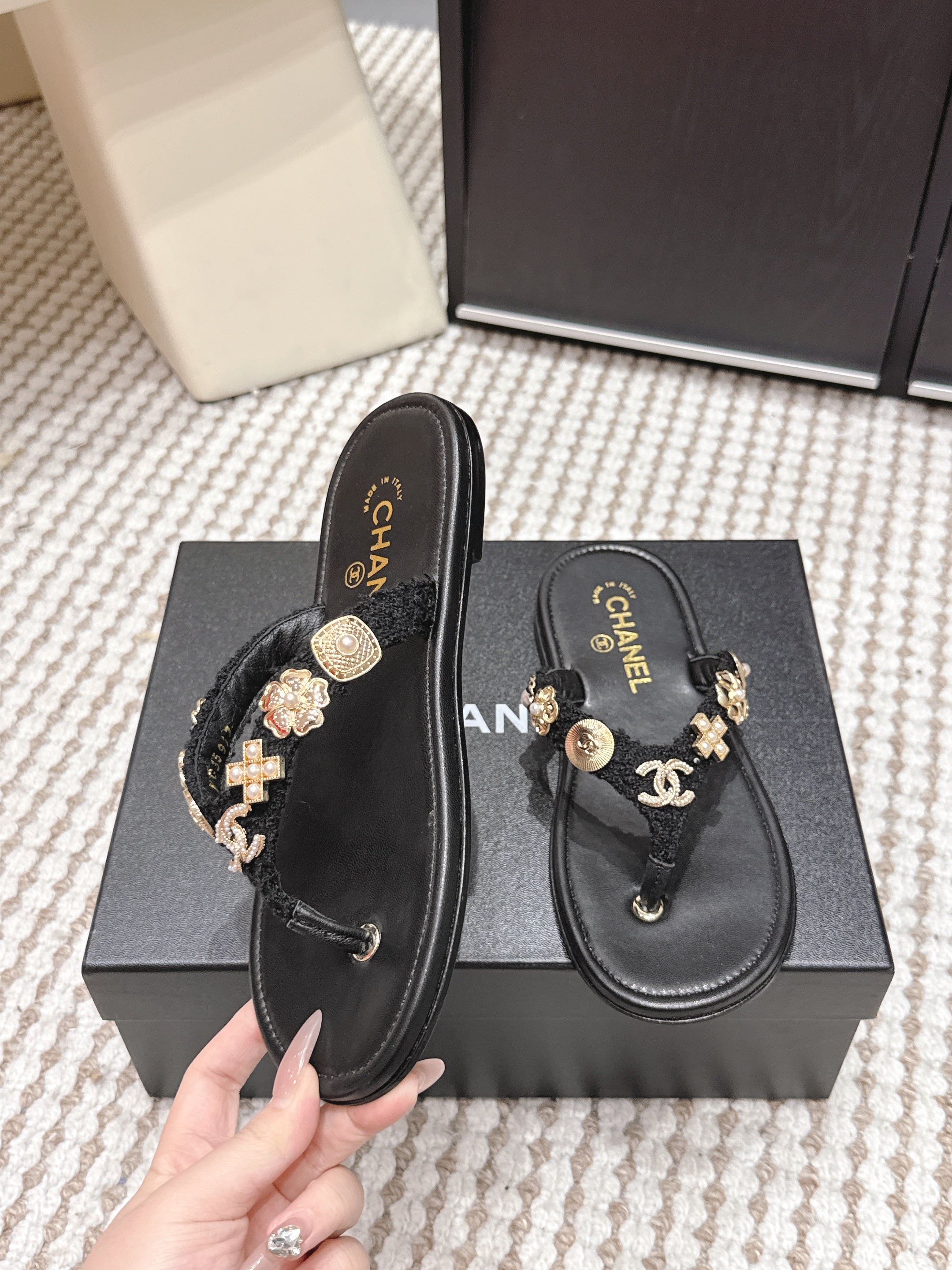 CC 26s Thong Sandals Sheepskin Gold Charm 632369
