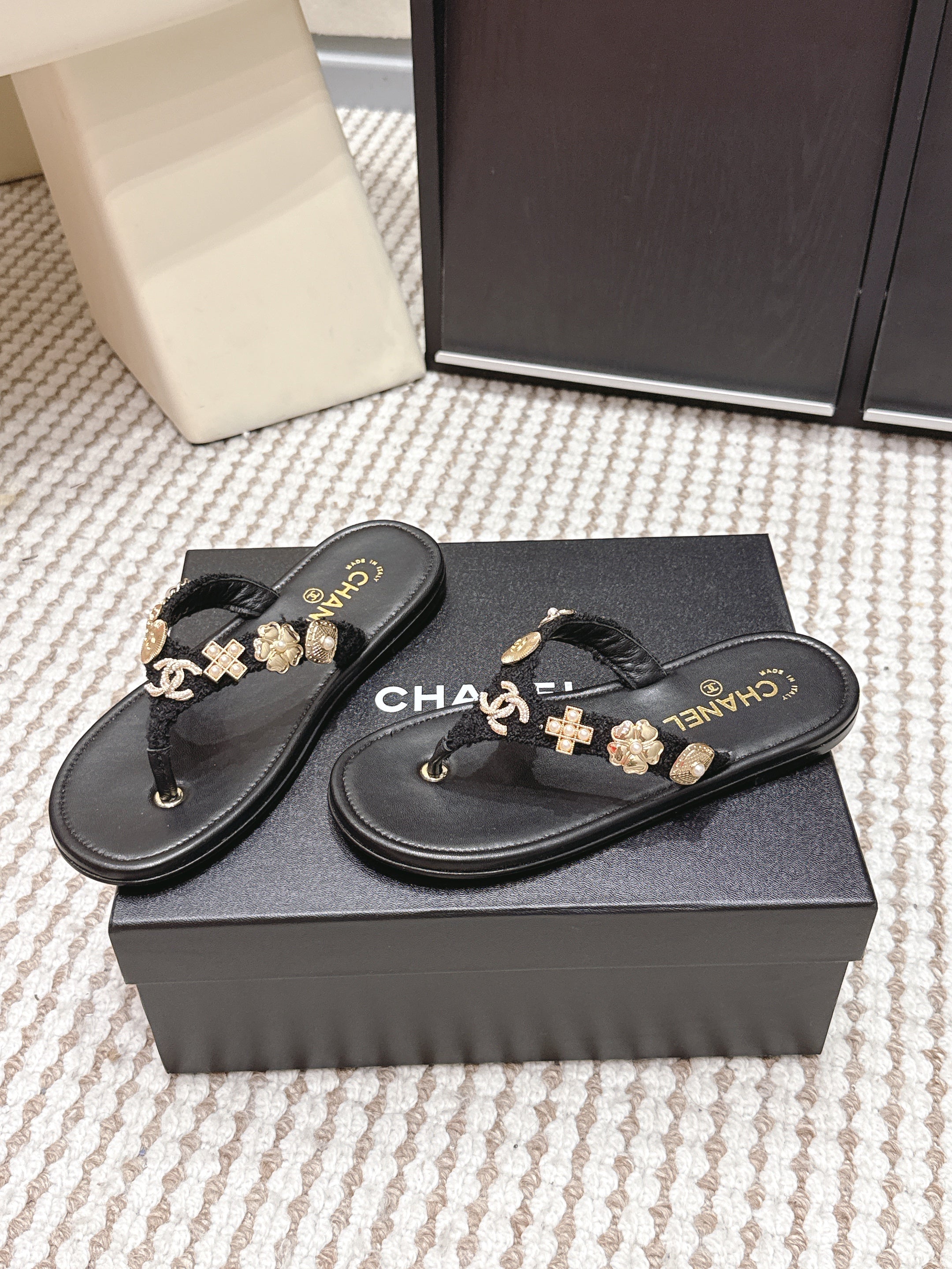 CC 26s Thong Sandals Sheepskin Gold Charm 632369