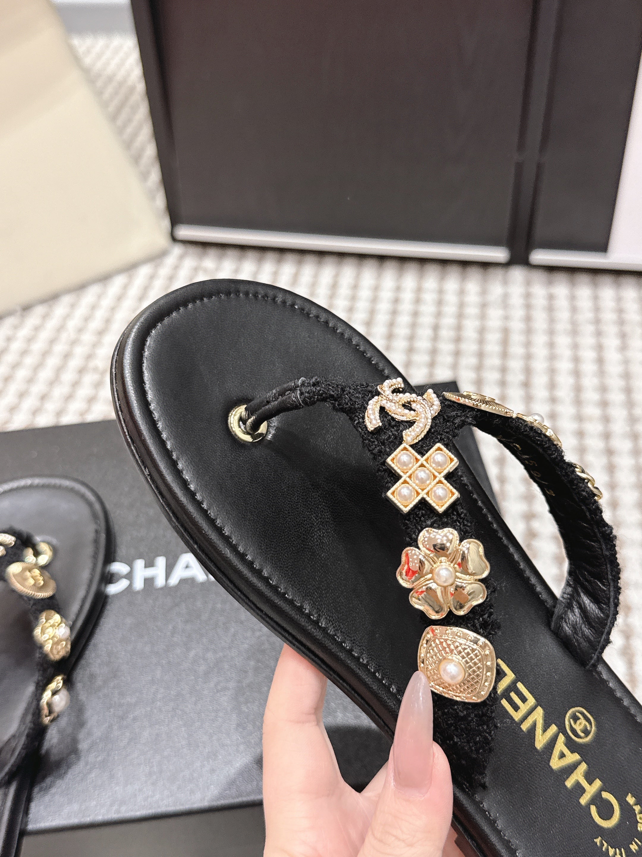 CC 26s Thong Sandals Sheepskin Gold Charm 632369