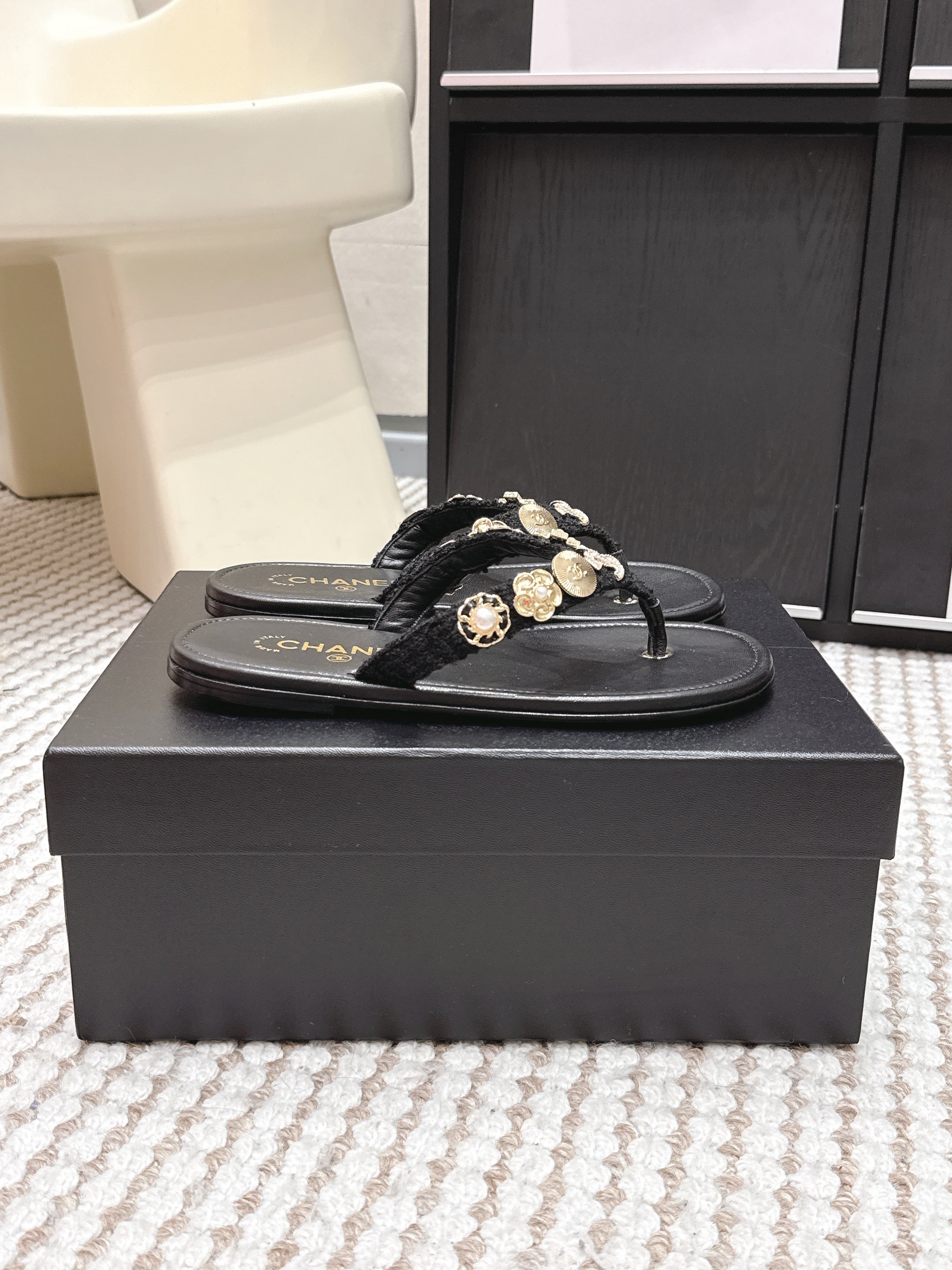 CC 26s Thong Sandals Sheepskin Gold Charm 632369
