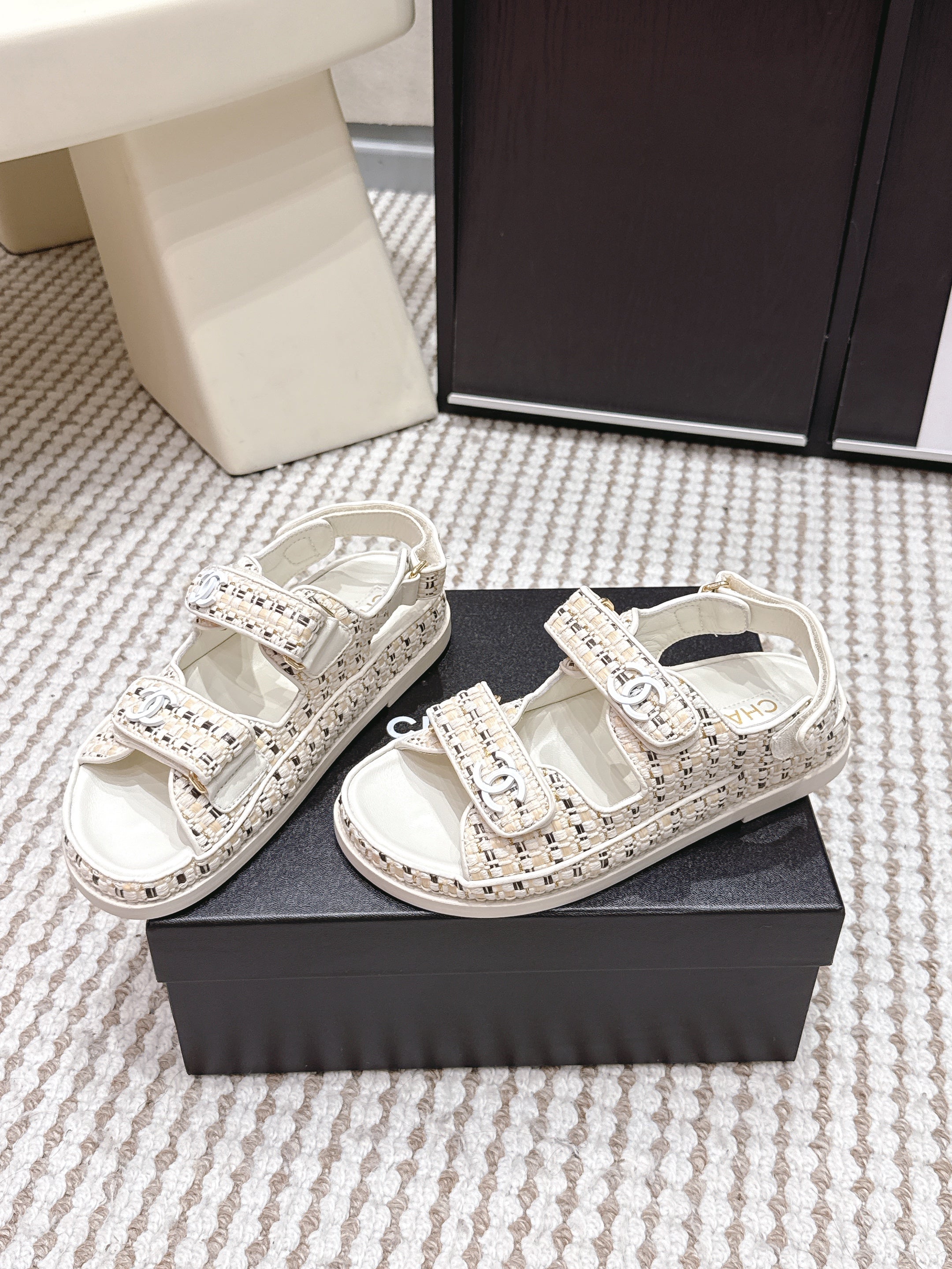 CC 26s Sandals Leather Raffia