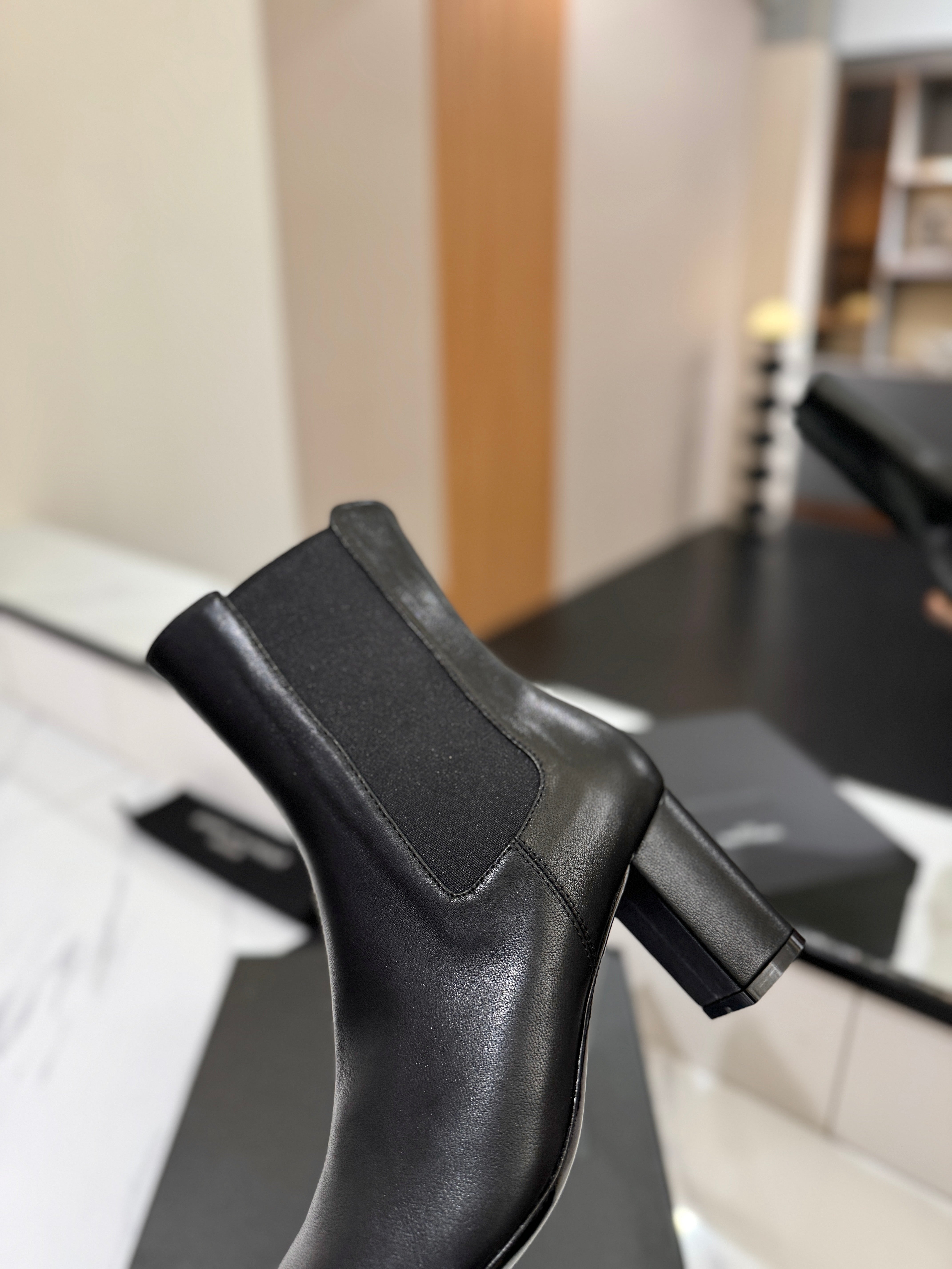 YSL 25 Chelsea Mid-heeled Boot Black Calfskin 520778