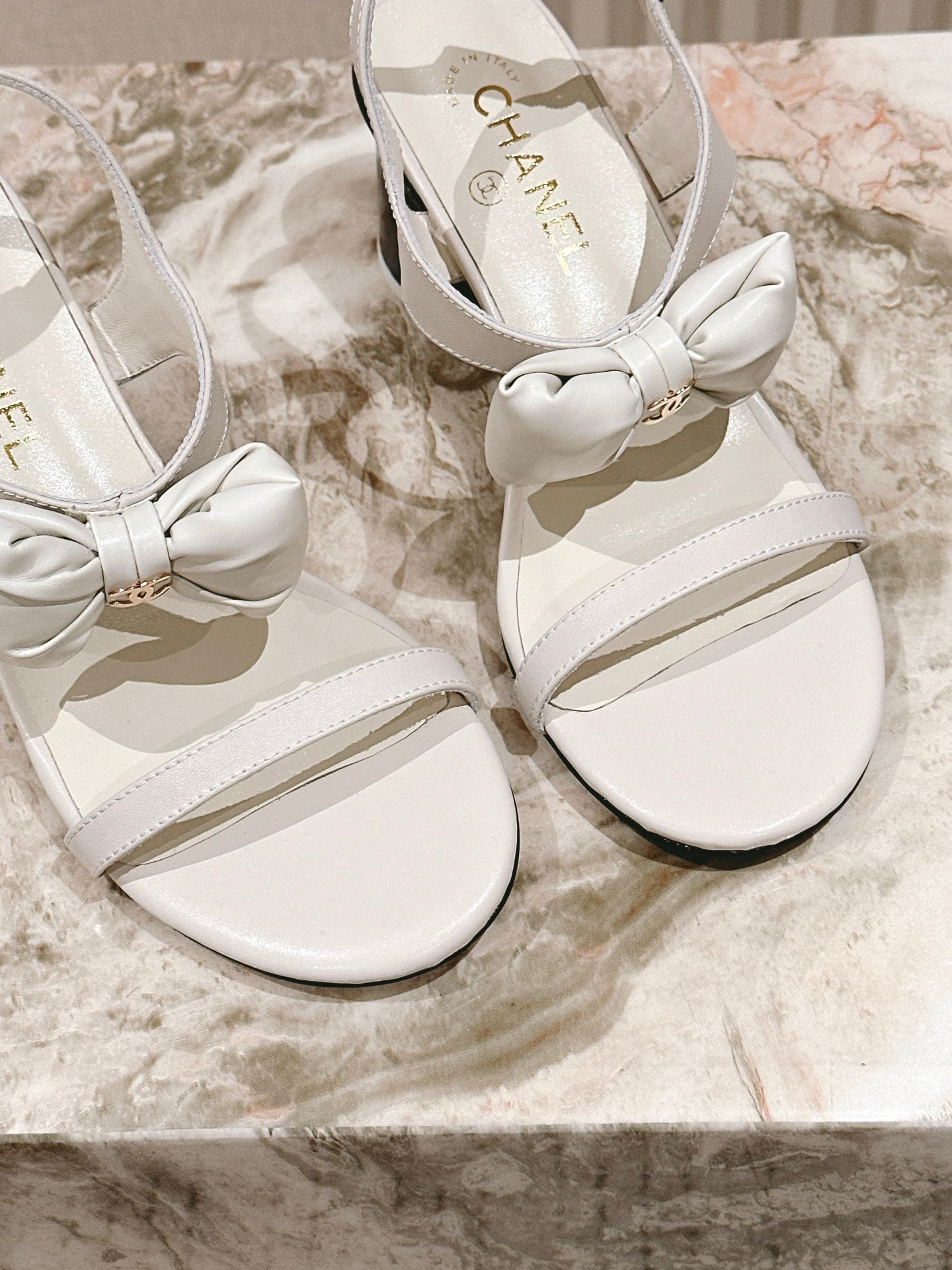 CC 26s Bow Sandals 55 White Cowhide 658465