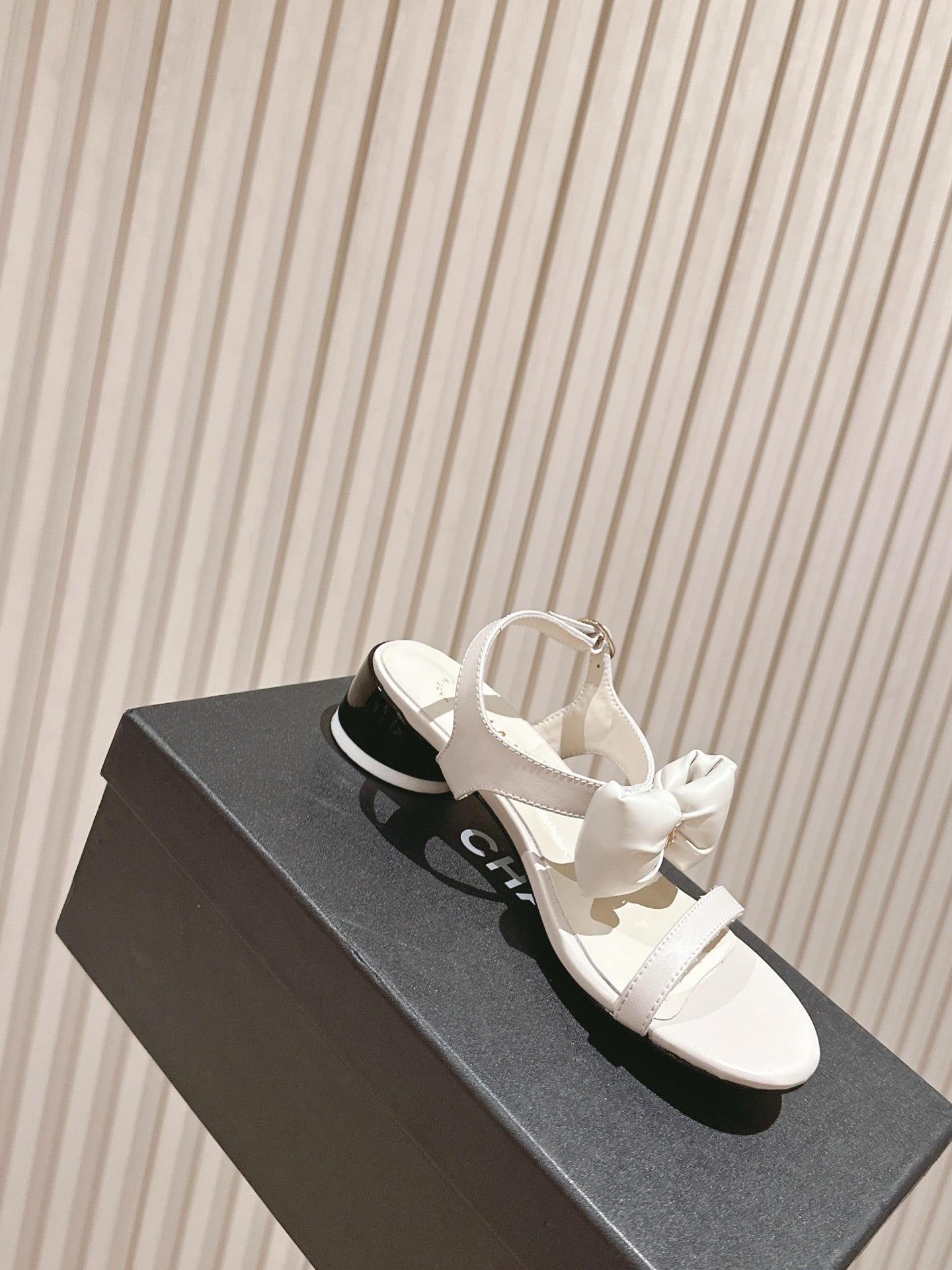 CC 26s Bow Sandals White Cowhide 658468