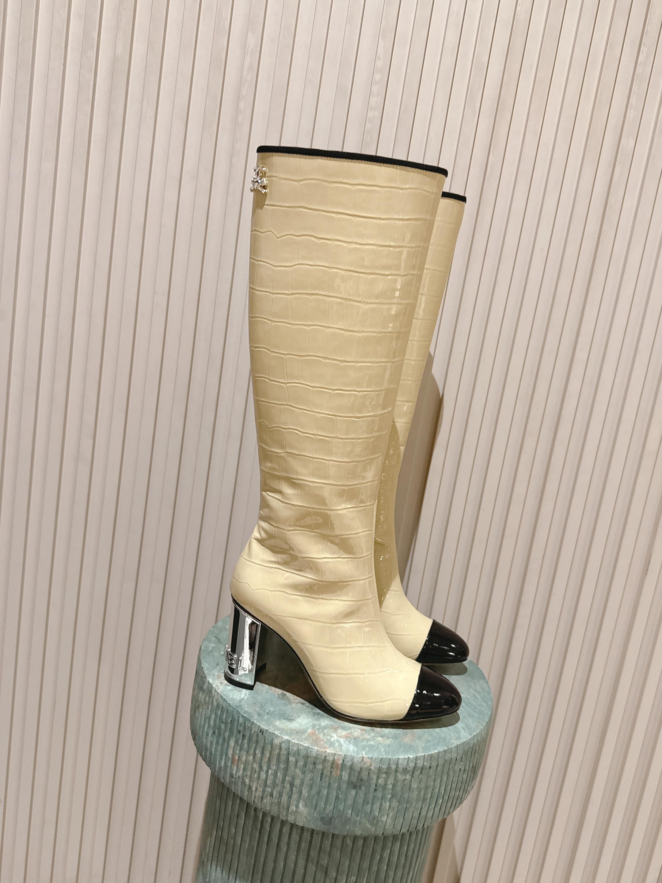 CC high-heeled boots beige black patent calfskin 532835