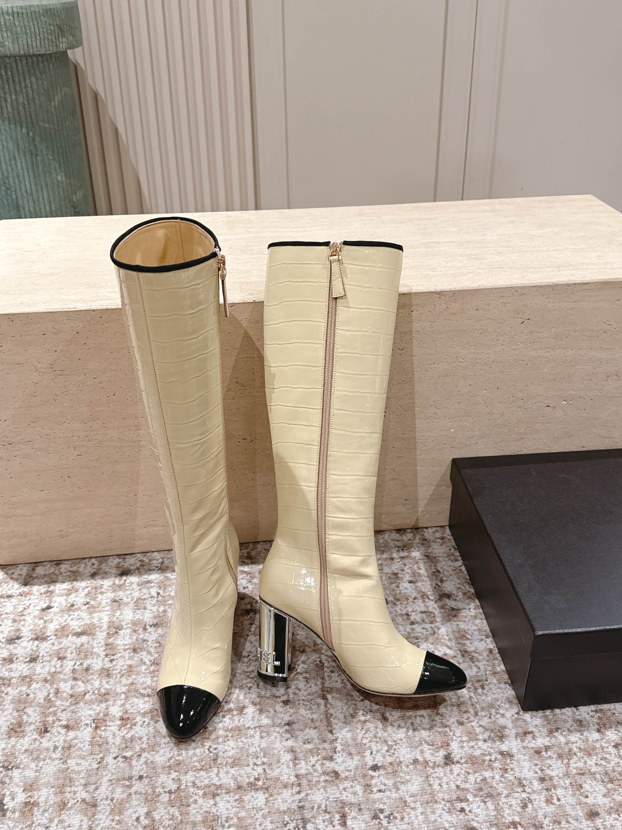 CC high-heeled boots beige black patent calfskin 532835