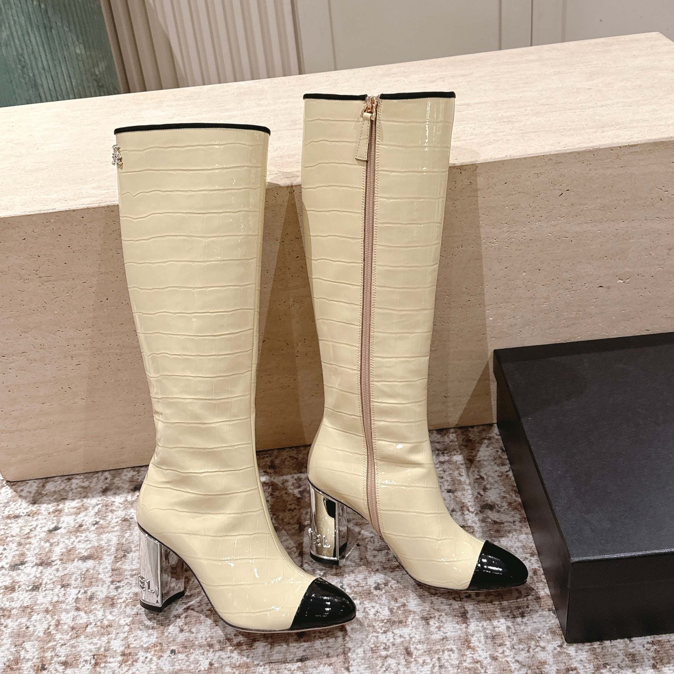 CC high-heeled boots beige black patent calfskin 532835