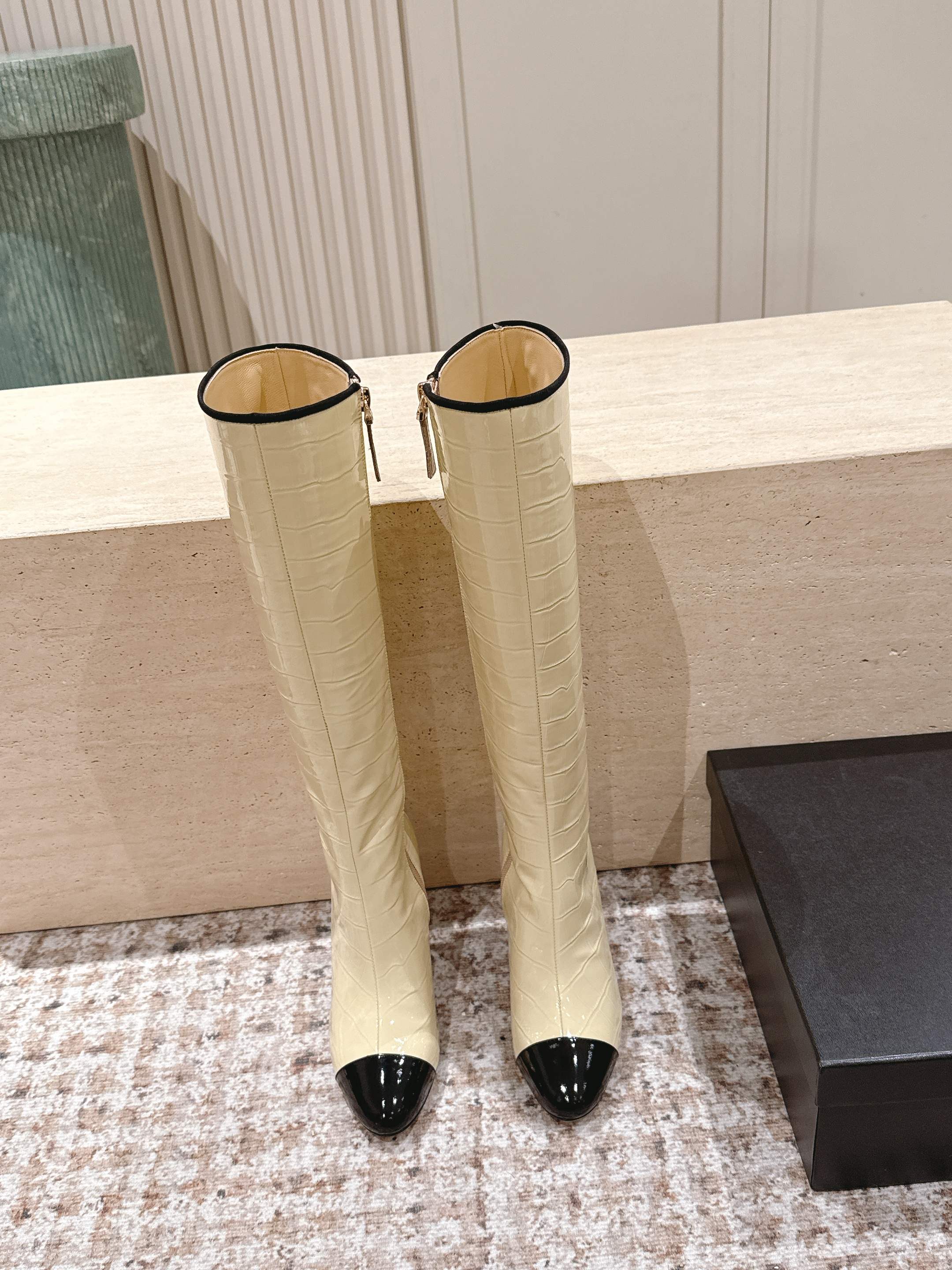 CC high-heeled boots beige black patent calfskin 532835