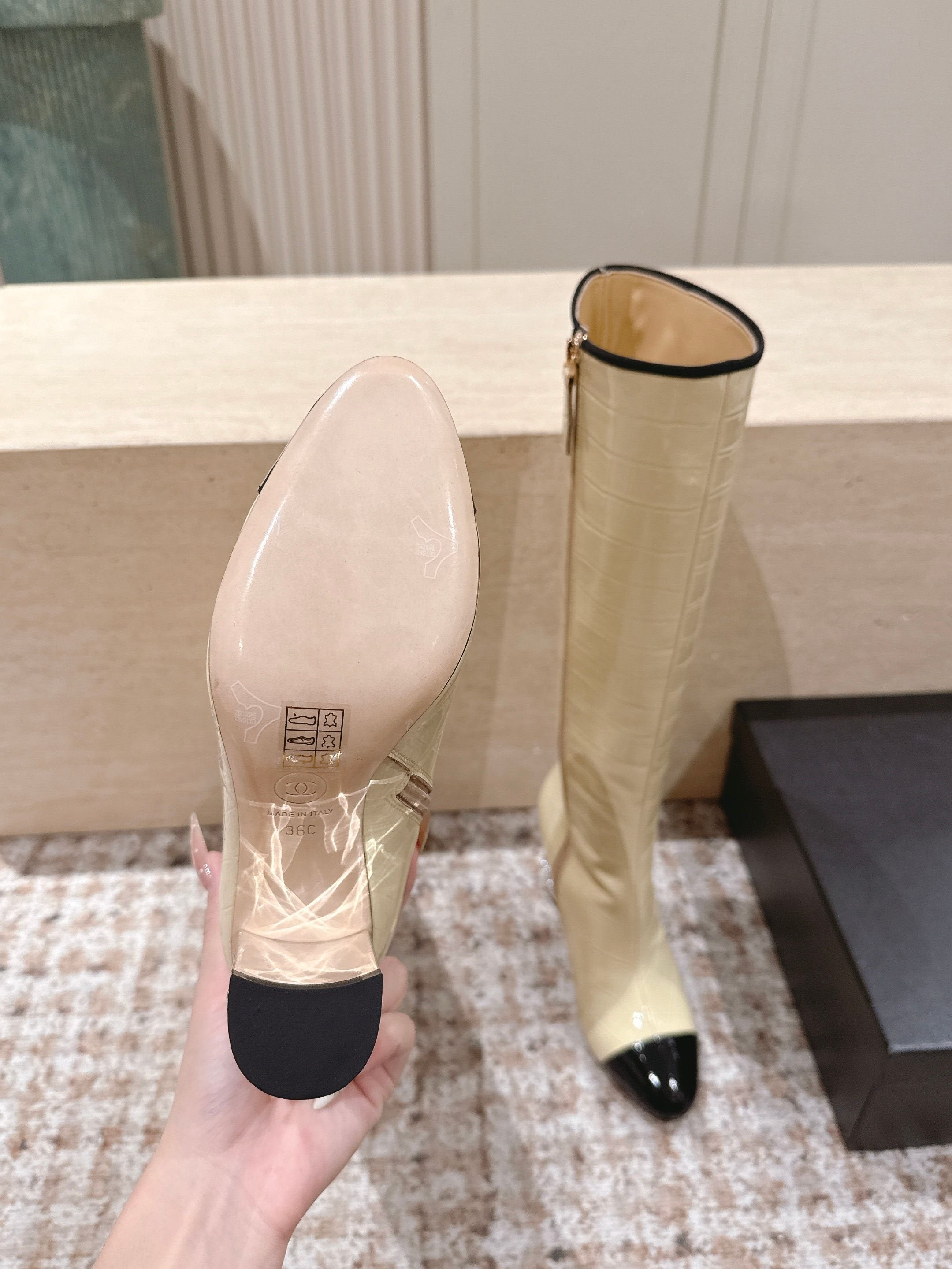 CC high-heeled boots beige black patent calfskin 532835