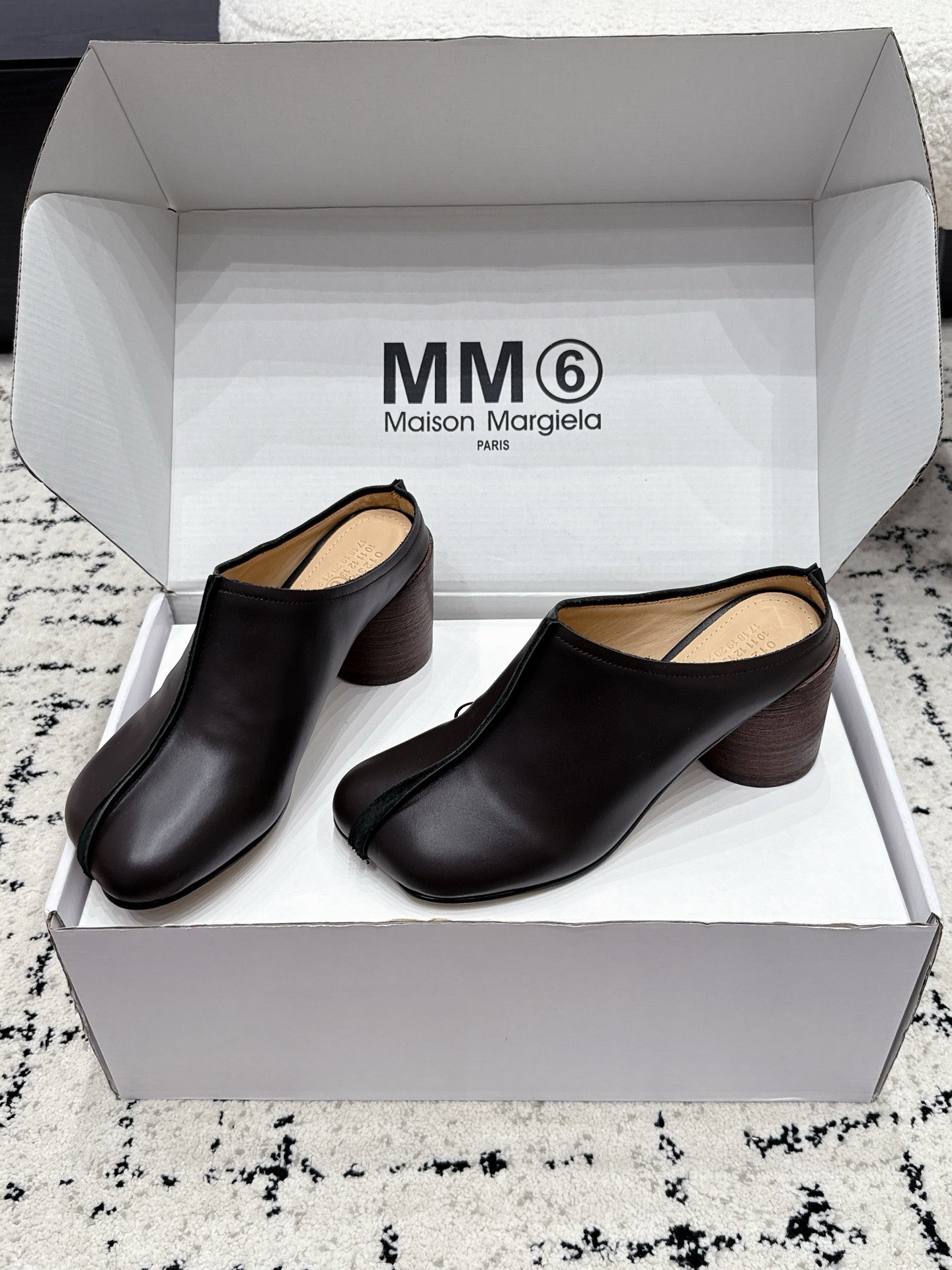 Maison Margiela 2026 Closed-Toe Chunky Heel Mules 70mm Cowhide Suede 924849