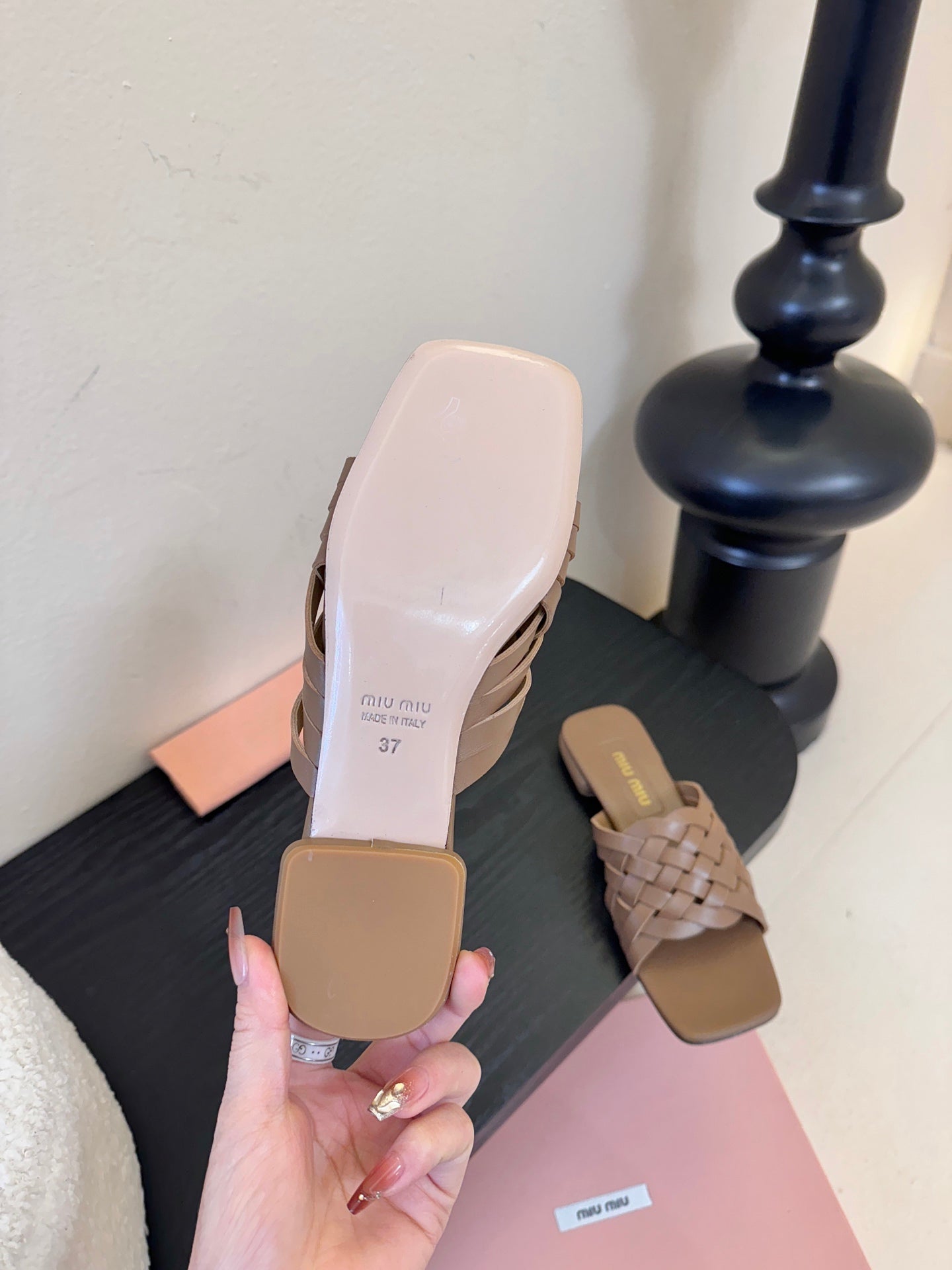 MIU 26ss Flat Sandals Brown Sheepskin 627353