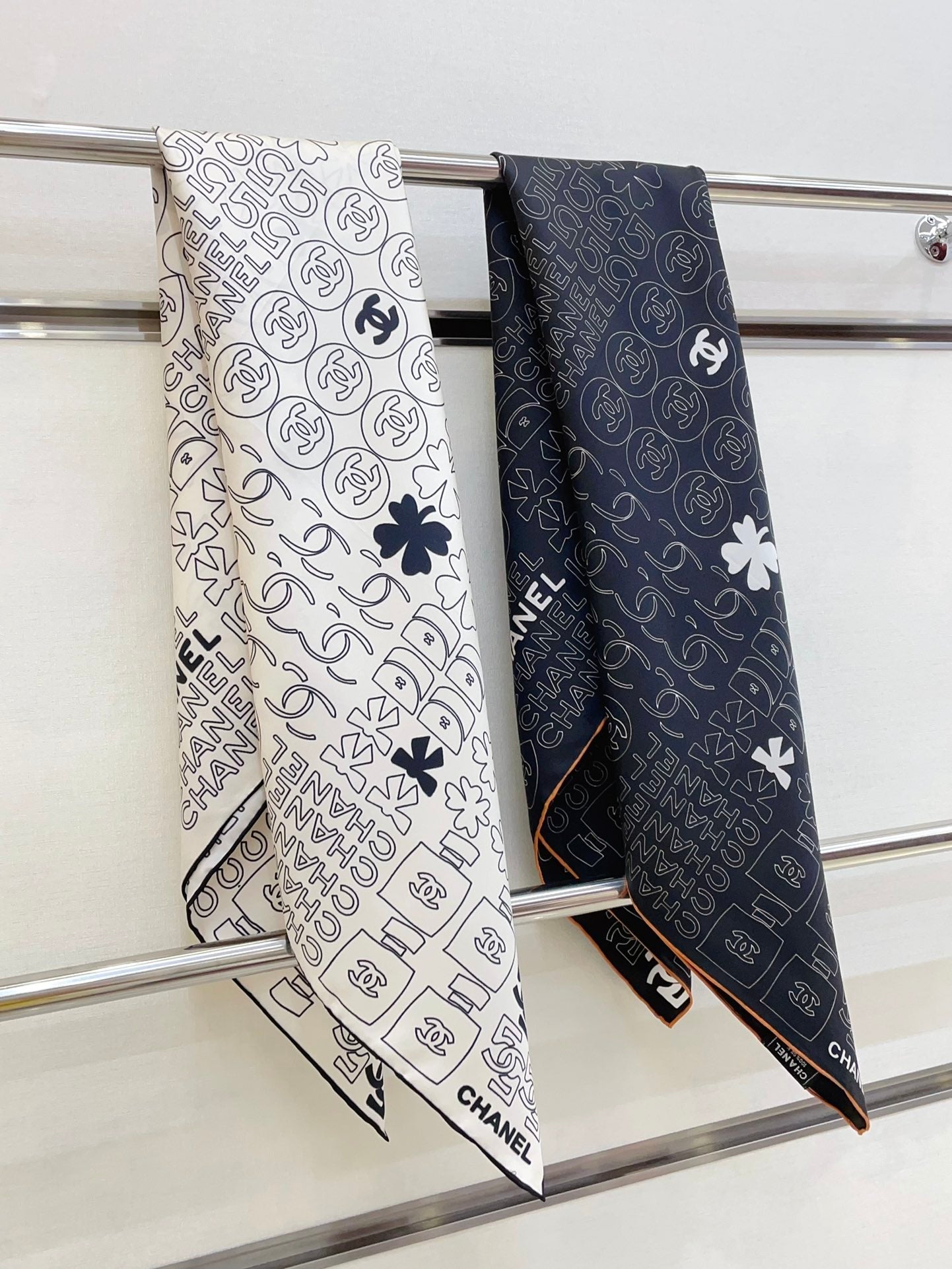 CC Square Scarf 90 CM In White Mix Black Cashmere Silk 316269