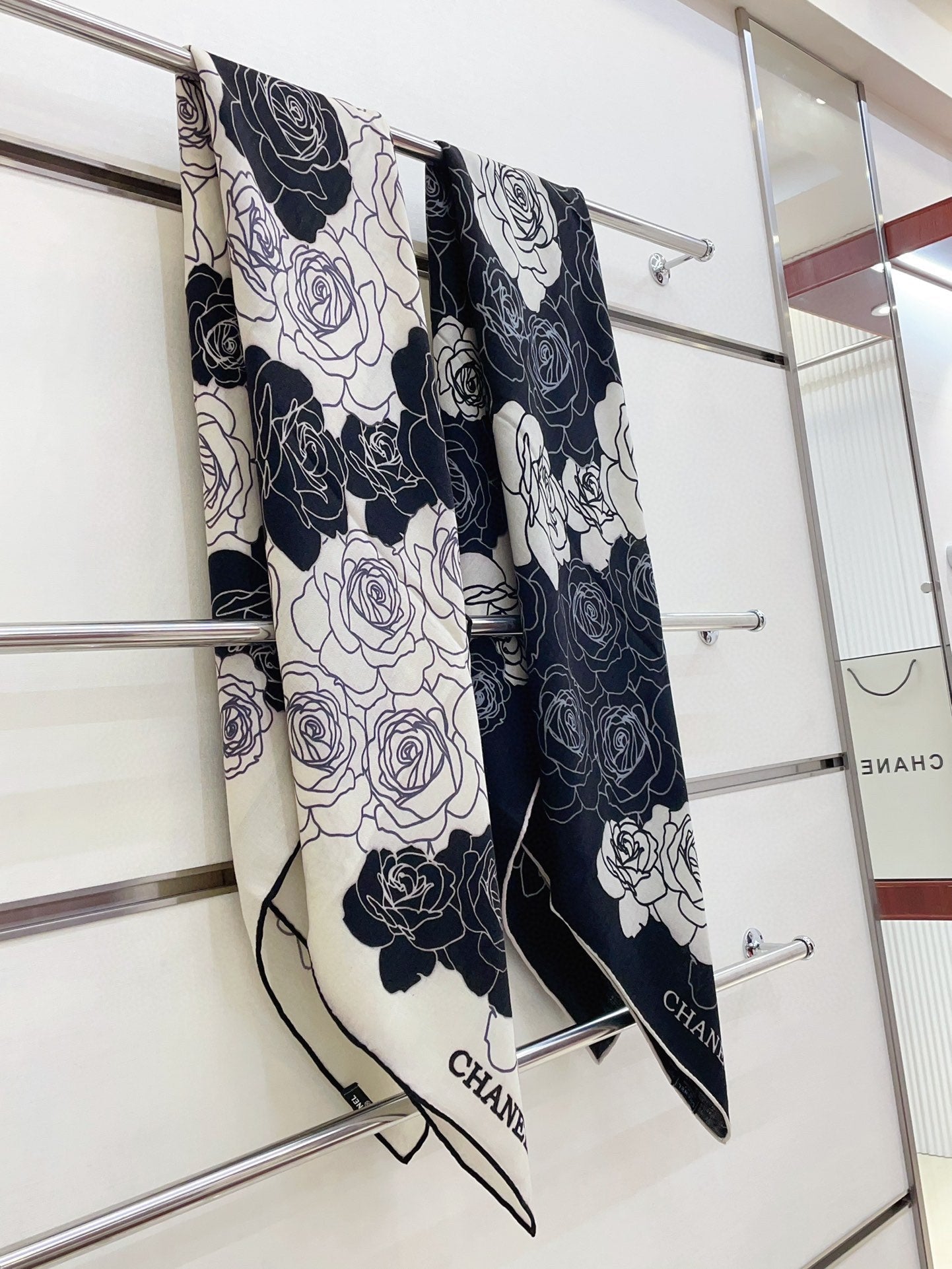 CC Square Scarf 140 CM In White Mix Black Small Flower Cashmere And Silk 342863