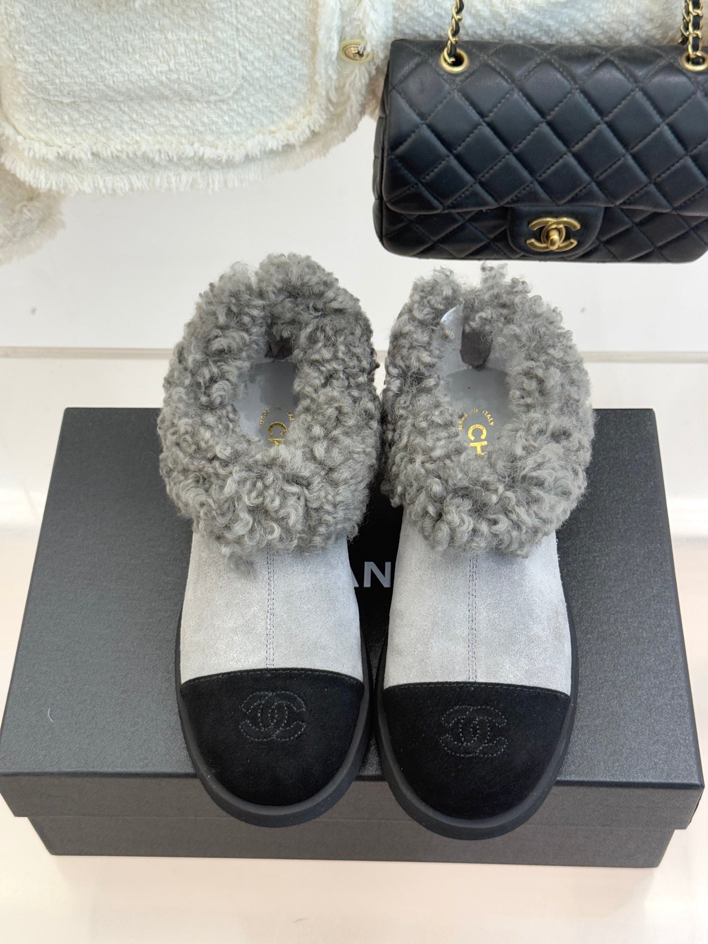 CC 25s  Furry Snow Boots Gray Black Suede Wool 512062