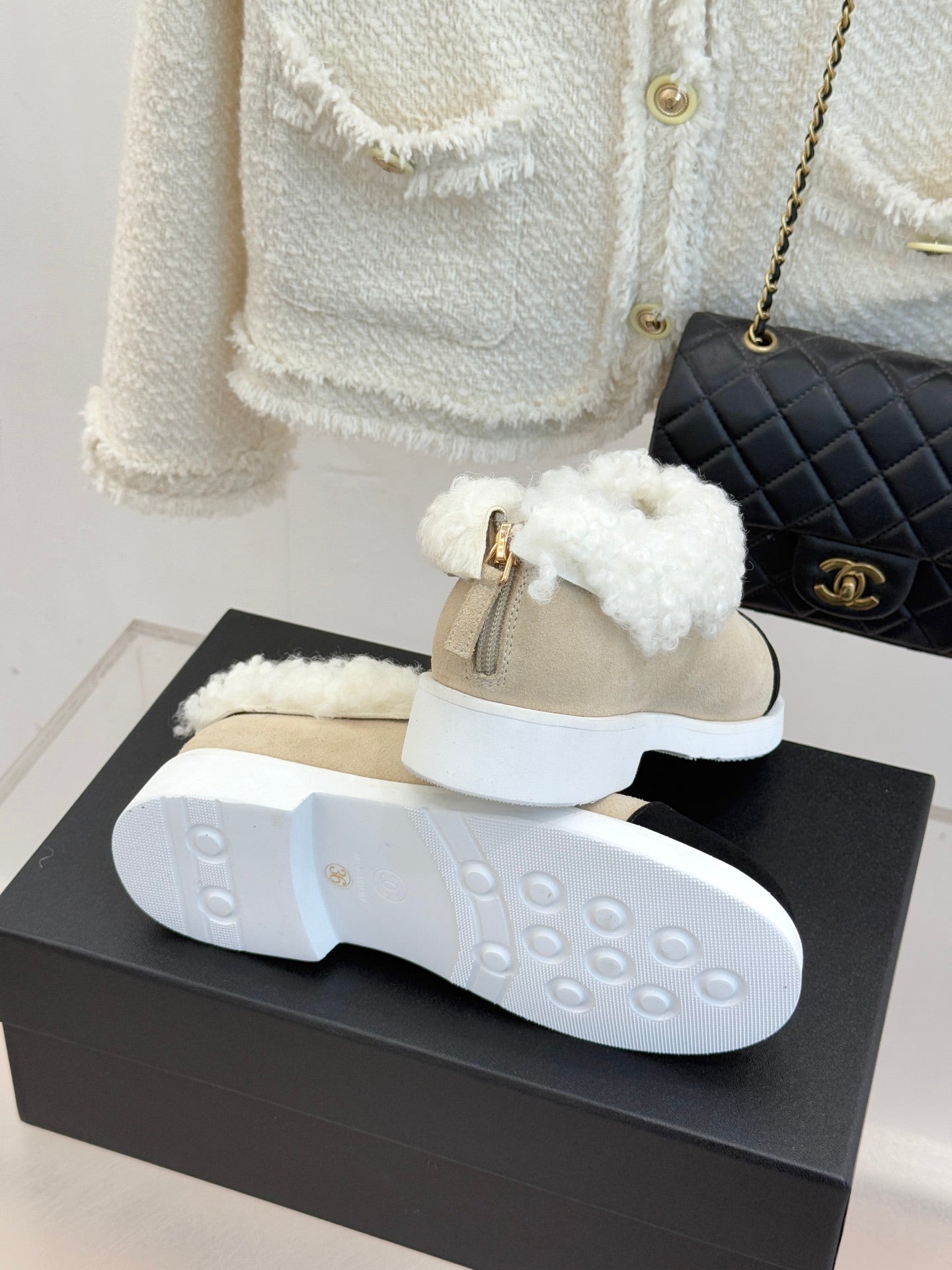 CC 25s  Furry Snow Boots Beige Black Suede Wool 512063