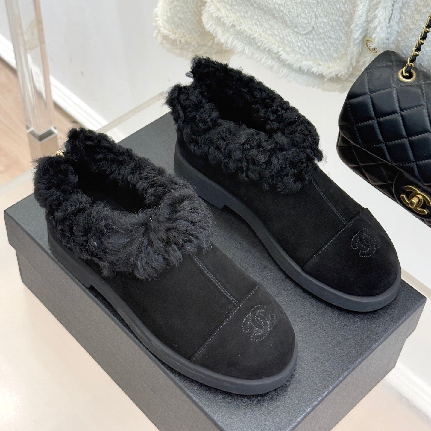 CC 25s  Furry Snow Boots Black Suede Wool 512064