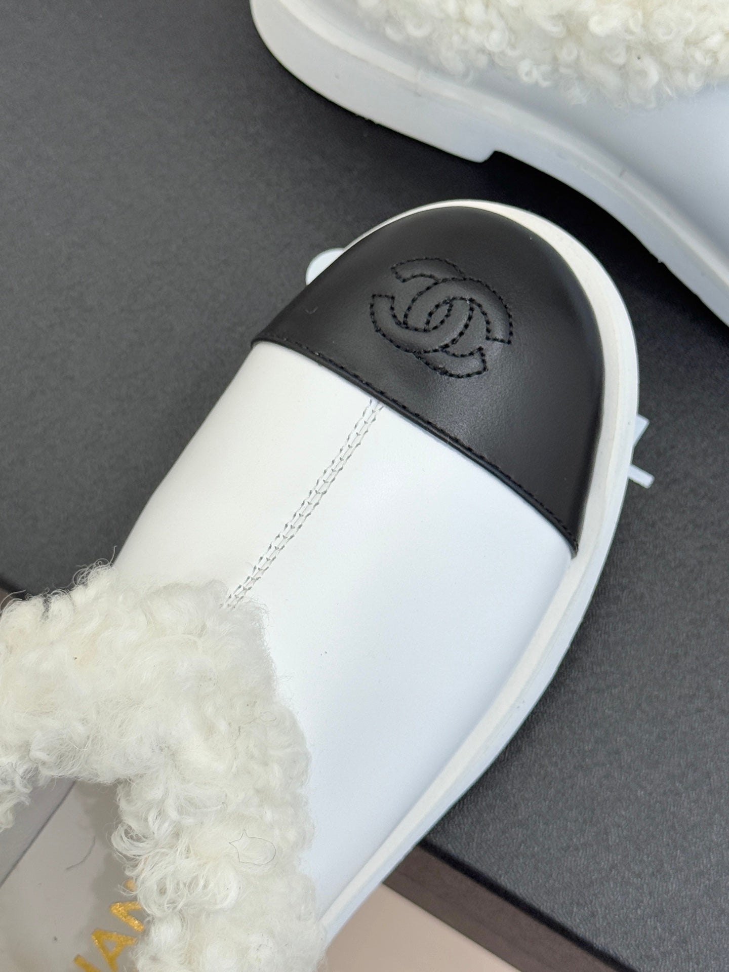 CC 25s  Furry Snow Boots White Black Leather Wool 512065