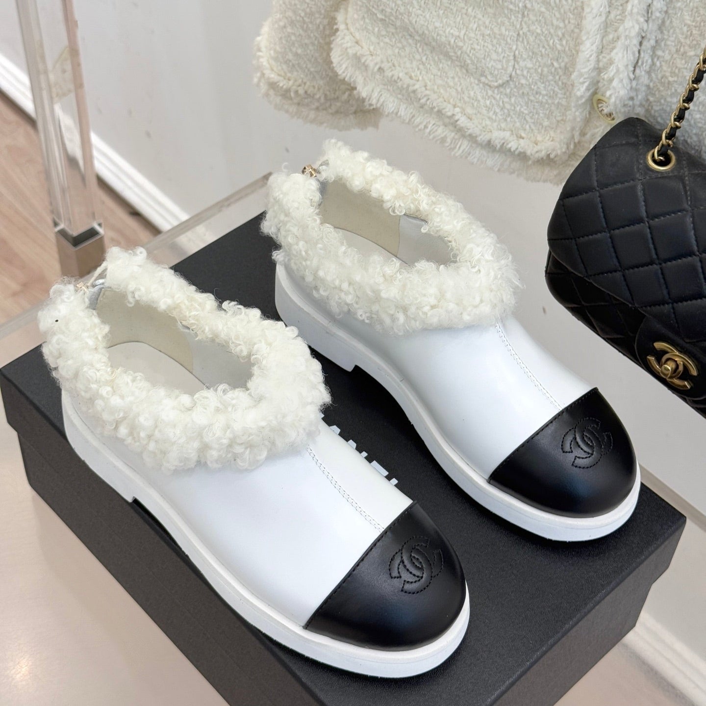 CC 25s  Furry Snow Boots White Black Leather Wool 512065