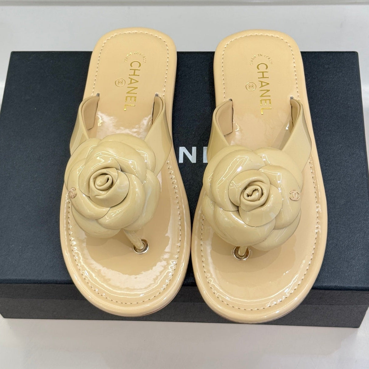 CC 26 Camellia Thong Sandal Beige Patent Leather 609991