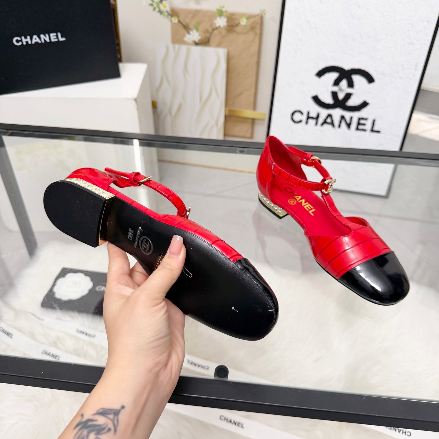 CC 26s Flat Sandals Red Black Cowhide Patent Leather 183574