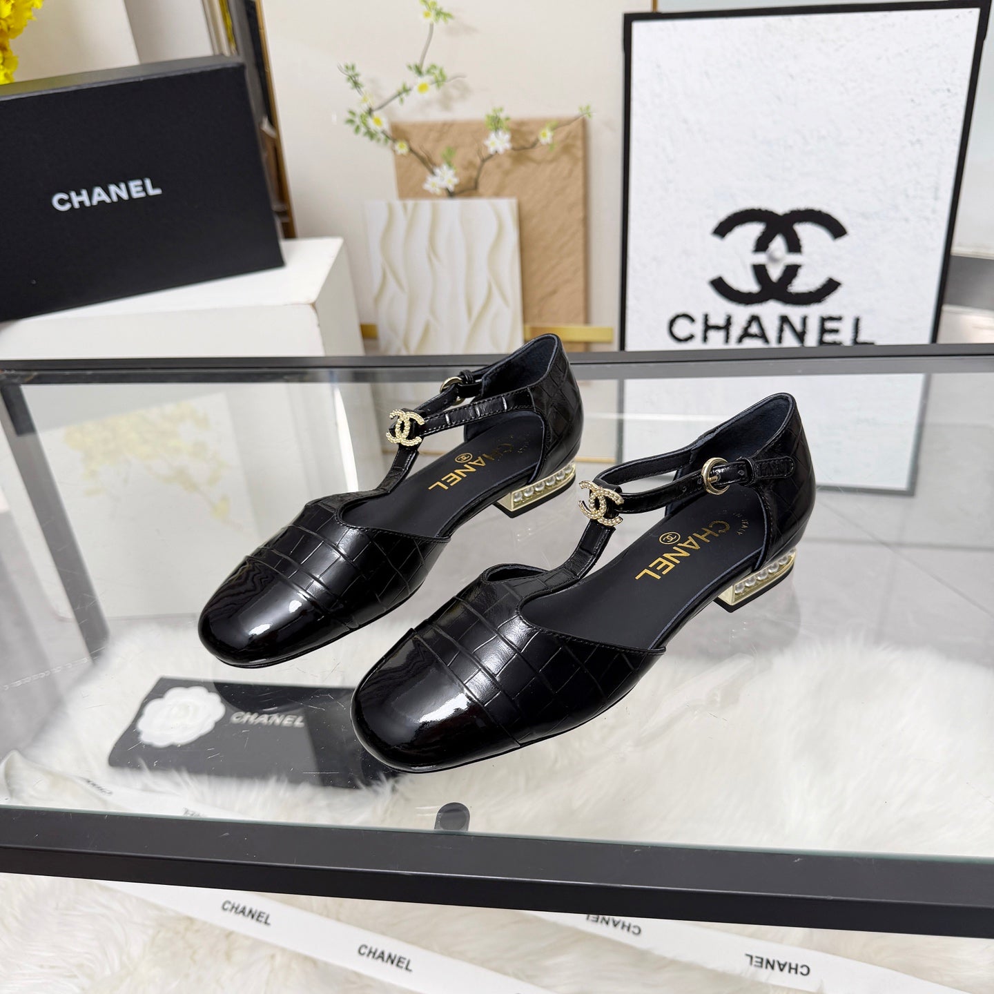 CC 26s Flat Sandals Black Cowhide Patent Leather 183576