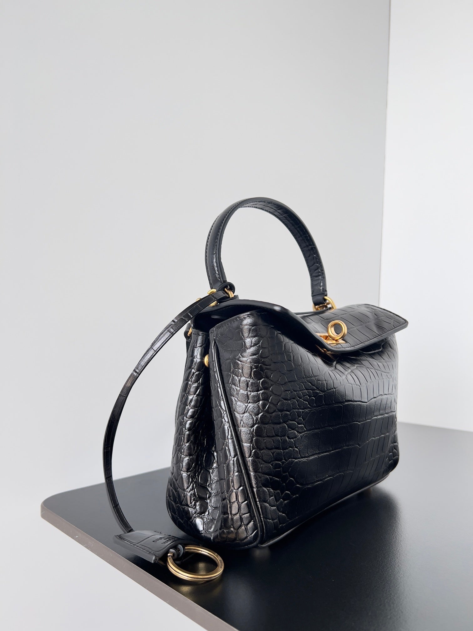 𝗕𝗮𝗹𝗲𝗻𝗰𝗶𝗮𝗴𝗮 Rodeo 22 Crocodile Embossed Bag Black Leather