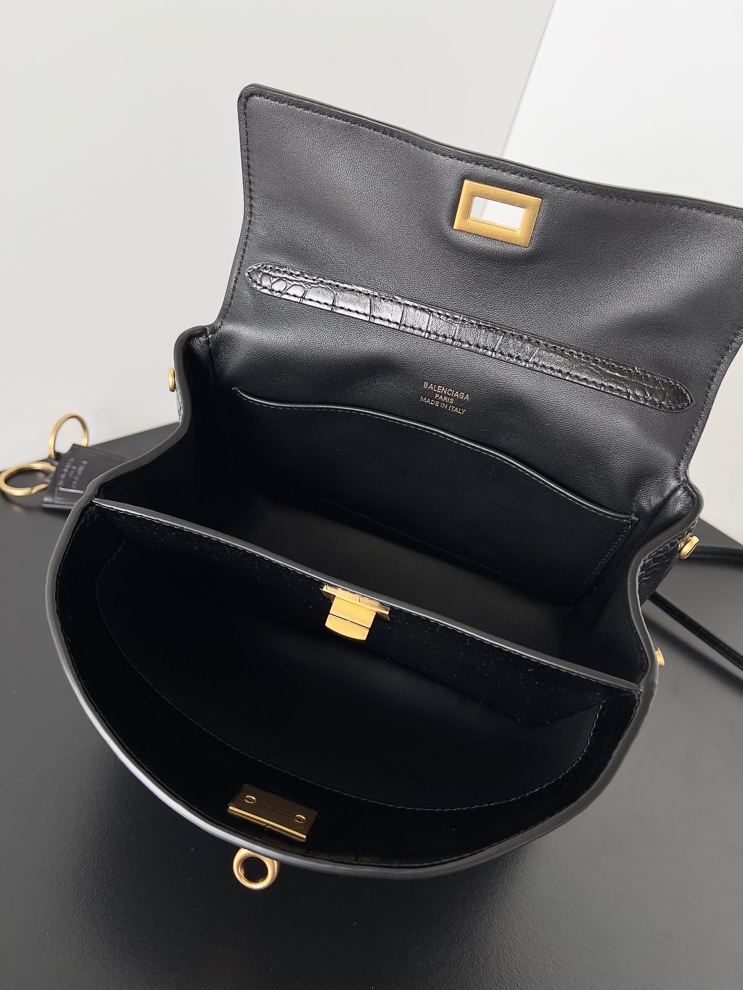 𝗕𝗮𝗹𝗲𝗻𝗰𝗶𝗮𝗴𝗮 Rodeo 22 Crocodile Embossed Bag Black Leather