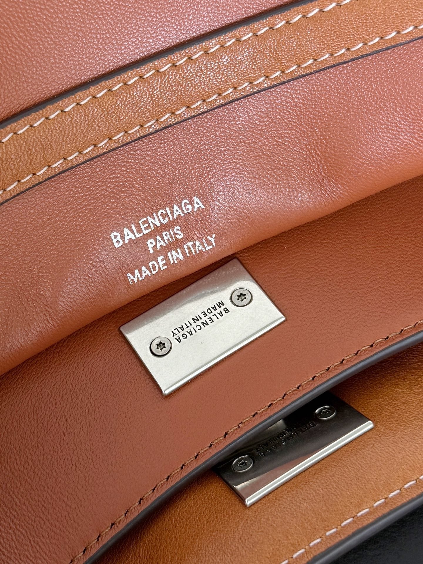 𝗕𝗮𝗹𝗲𝗻𝗰𝗶𝗮𝗴𝗮 Rodeo 22 bag brown lambskin