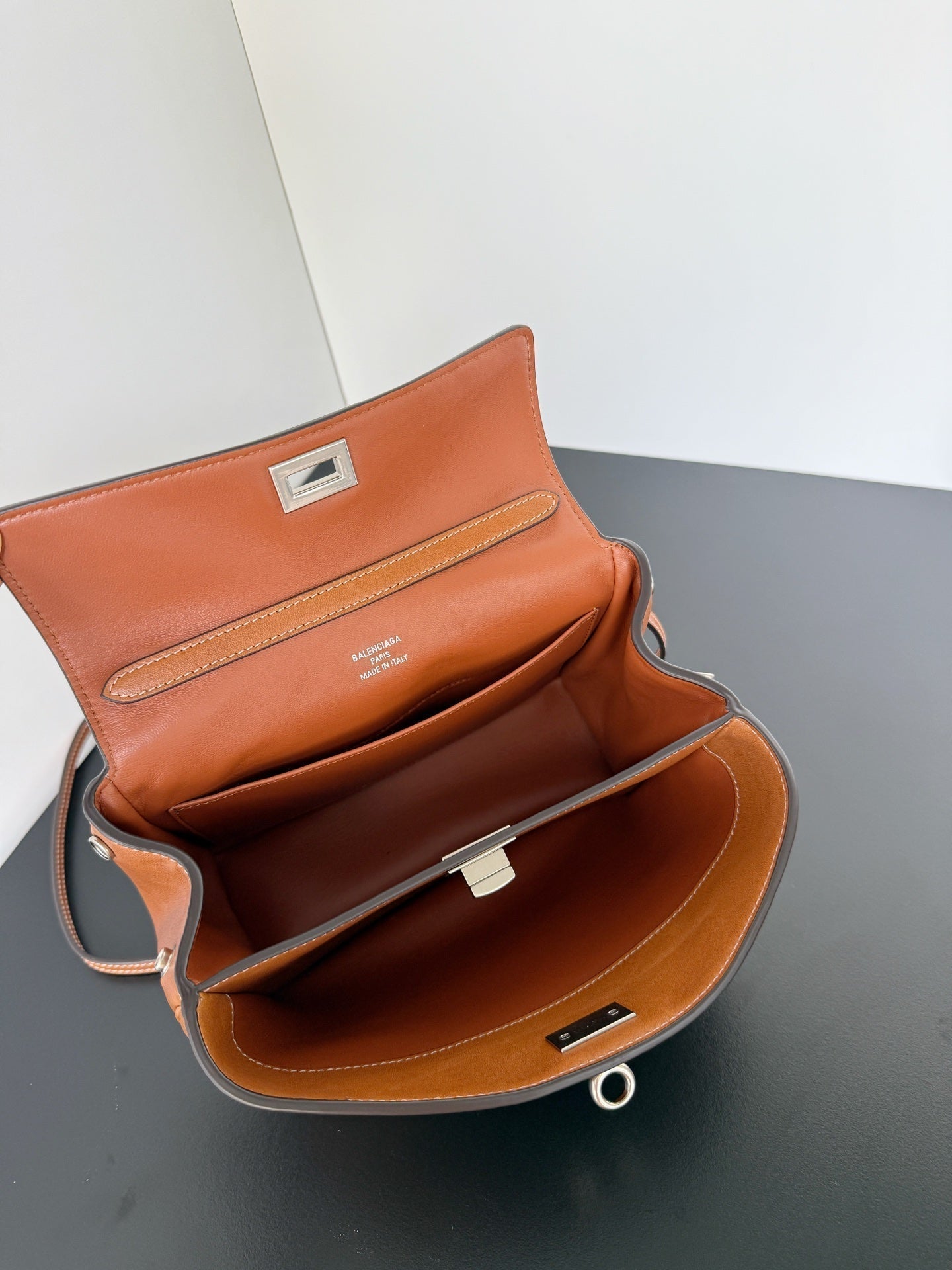 𝗕𝗮𝗹𝗲𝗻𝗰𝗶𝗮𝗴𝗮 Rodeo 22 bag brown lambskin